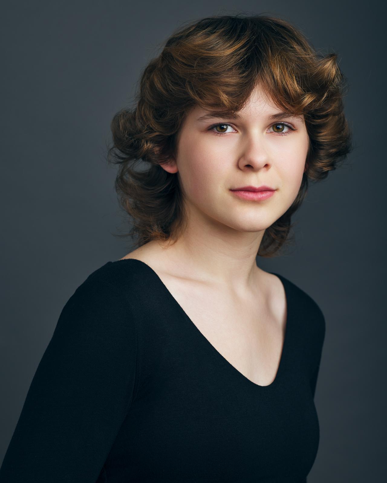 actor Liv McNeil large photo