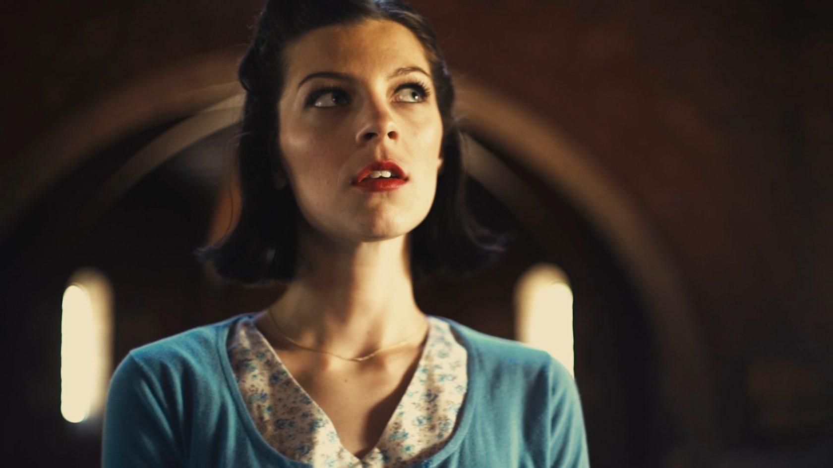 actor Nikole Howell large photo