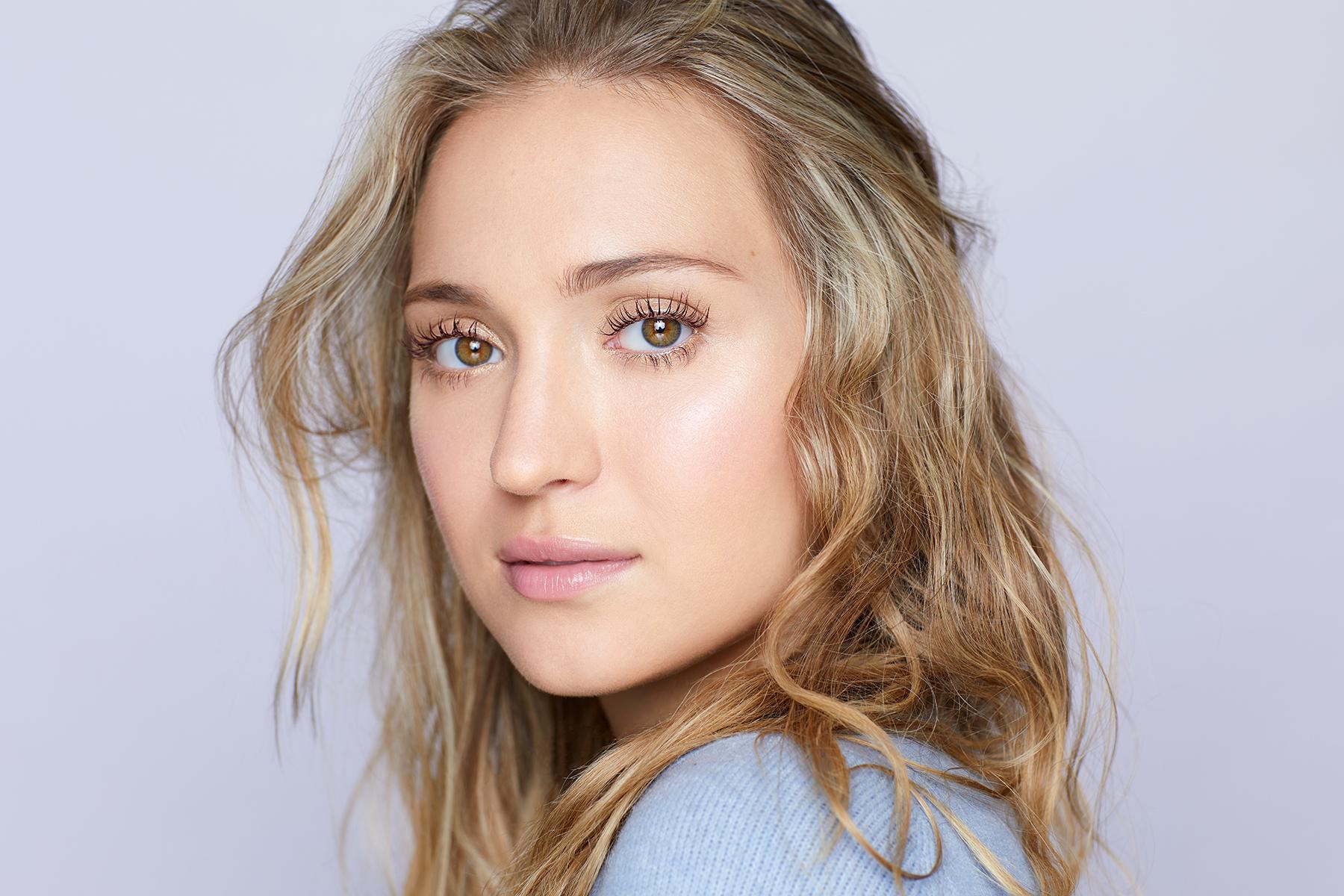 actor Ashlee Füss large photo