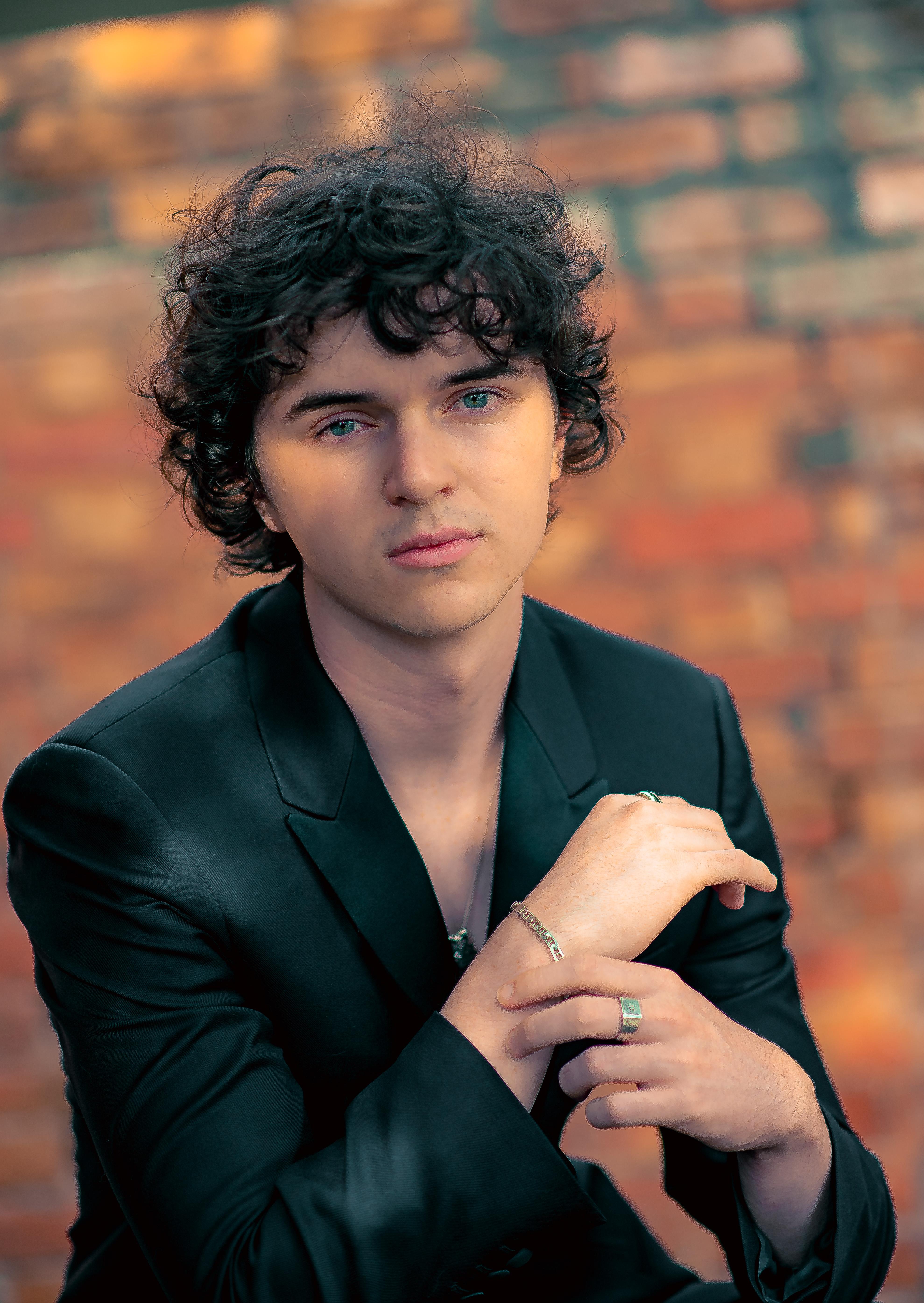 actor Zen McGrath large photo