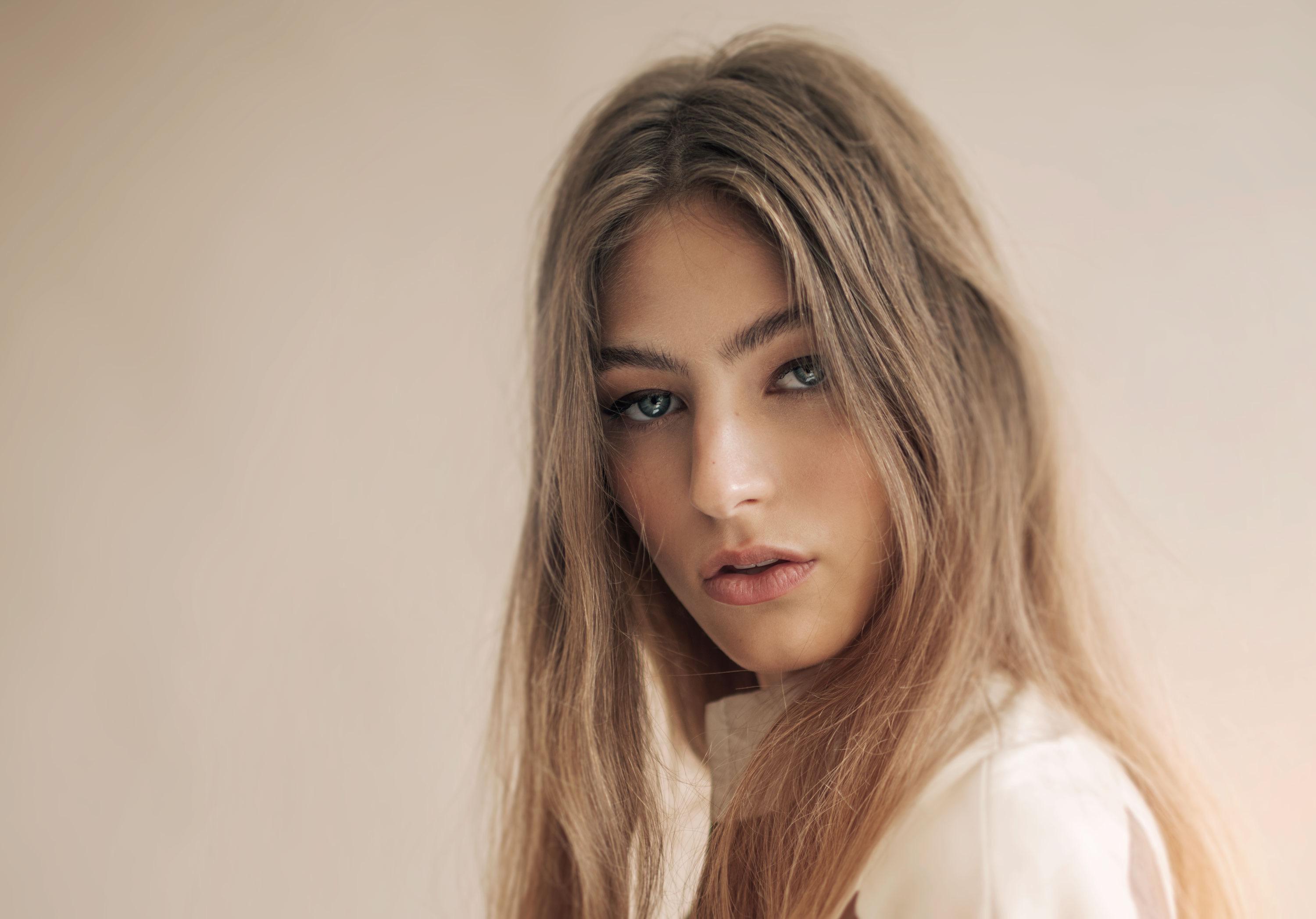 actor Madison McAleer large photo