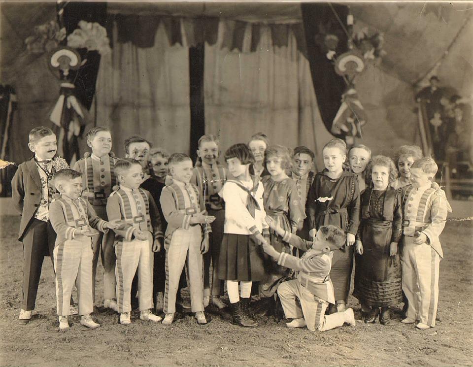 actor The Singer Midgets large photo