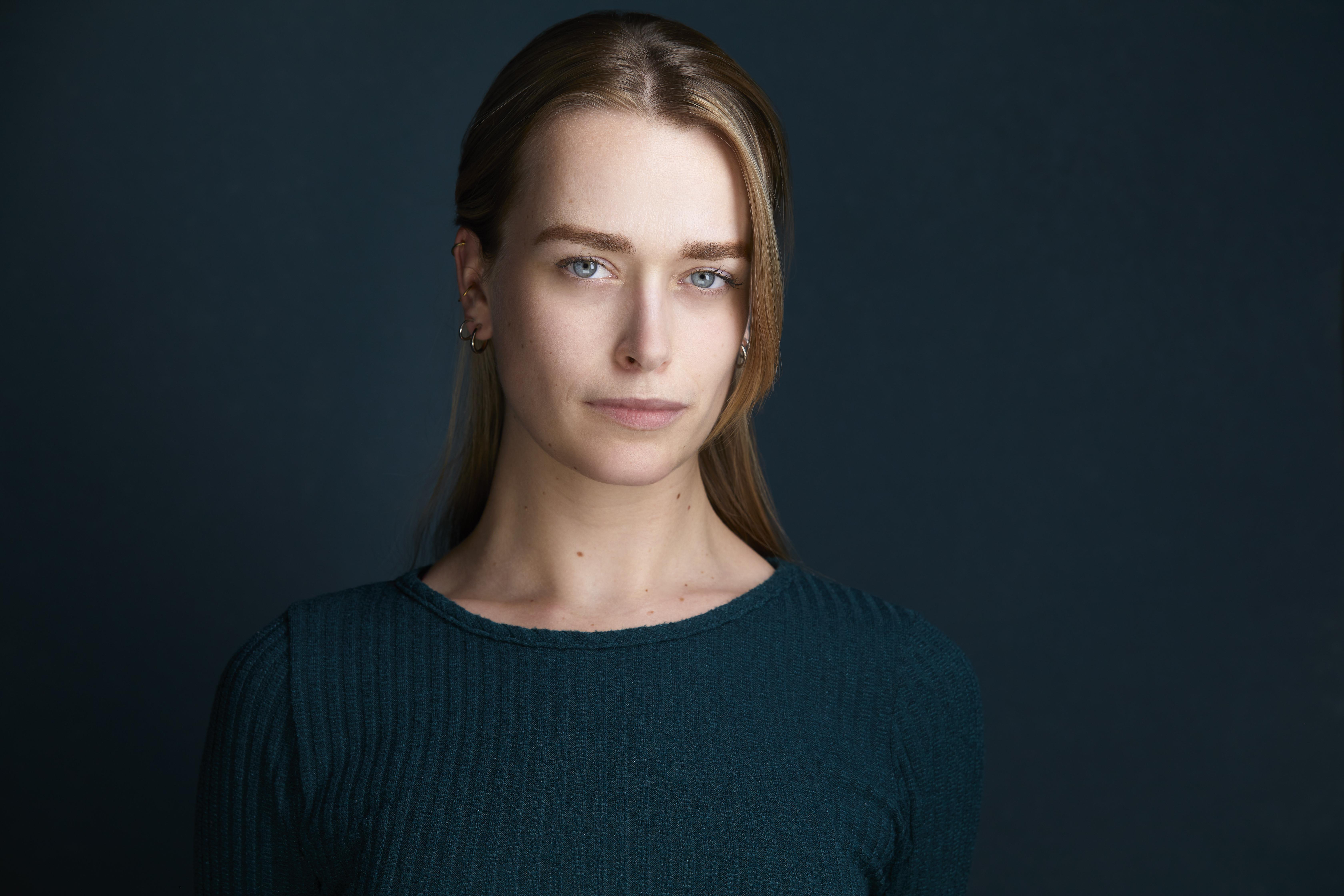 actor Julia Van Dam large photo