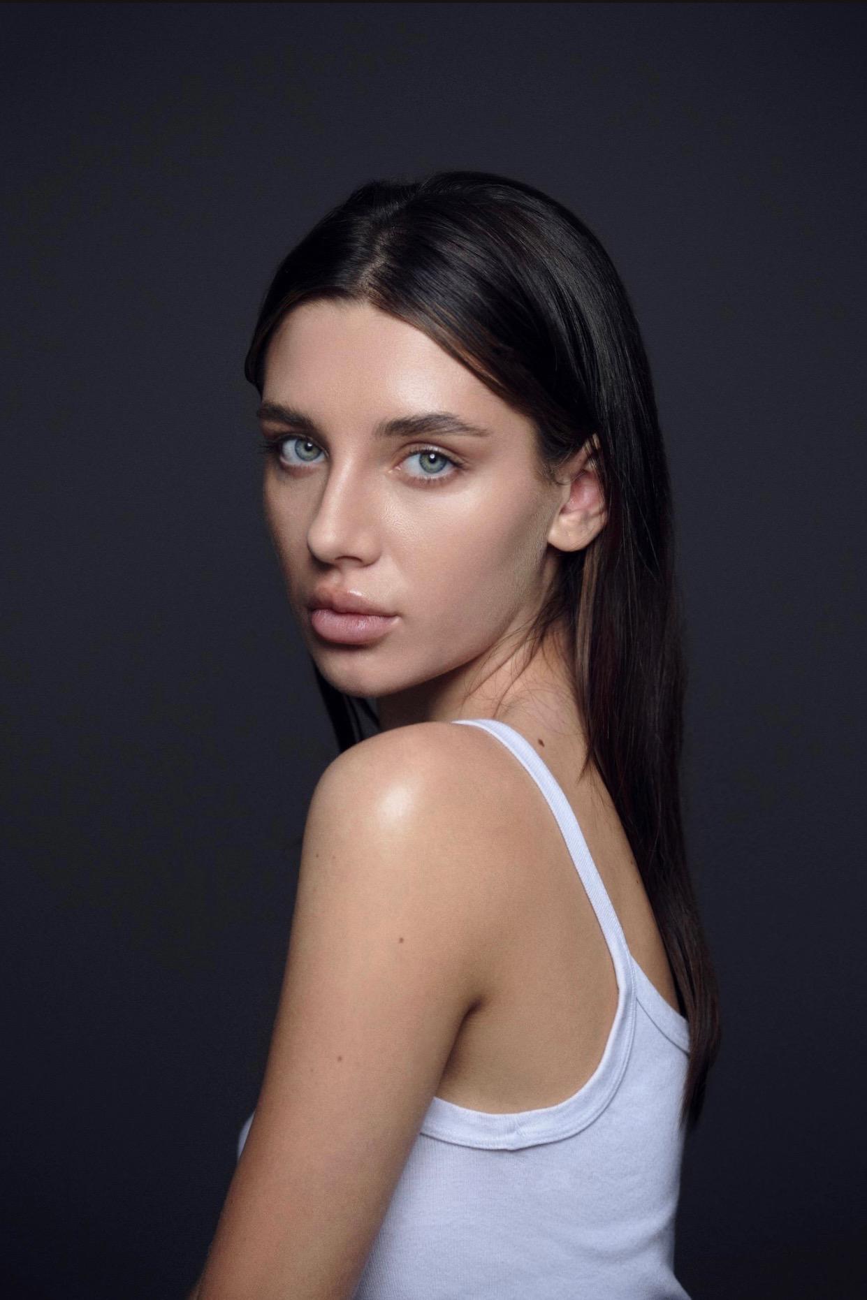 actor Brooke Robinson large photo