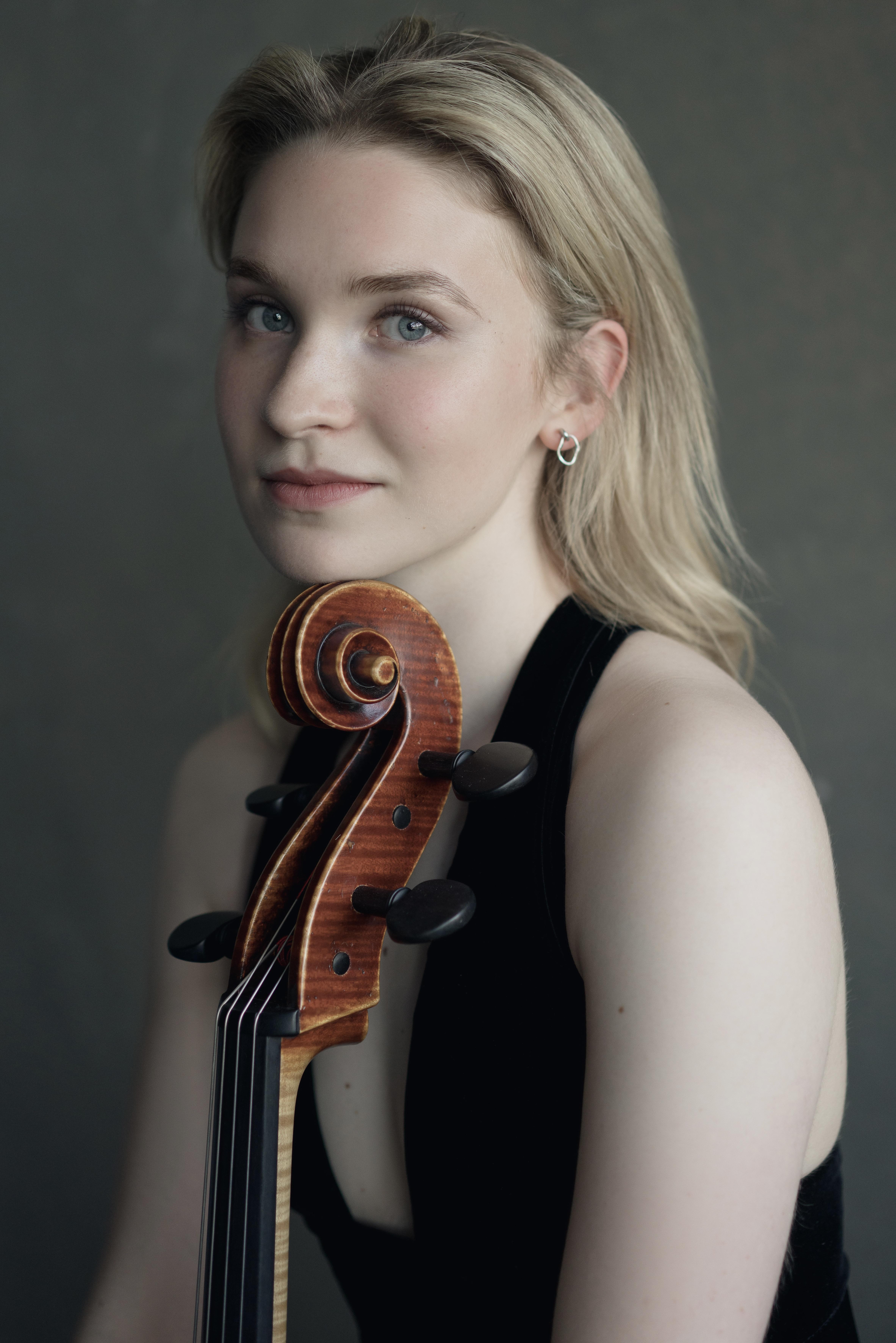 actor Sophie Kauer large photo