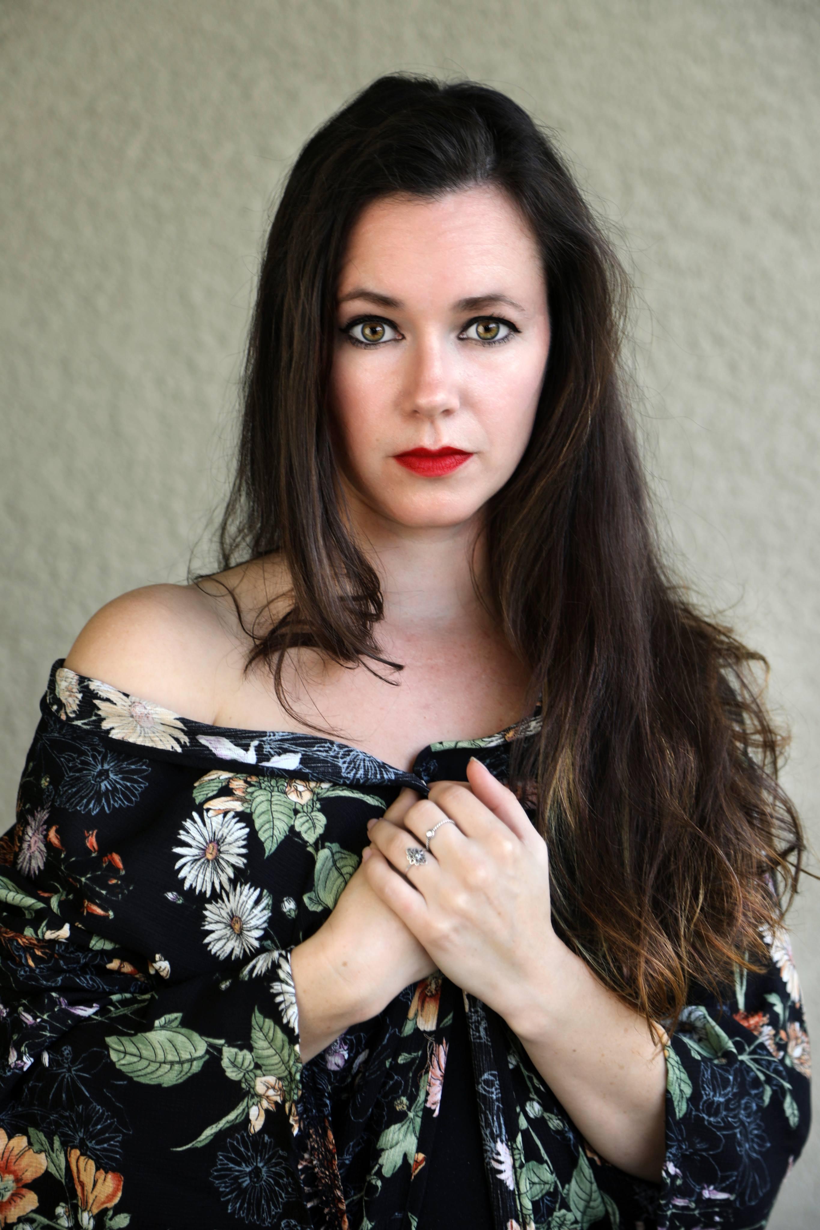 actor Nicole Skelly large photo