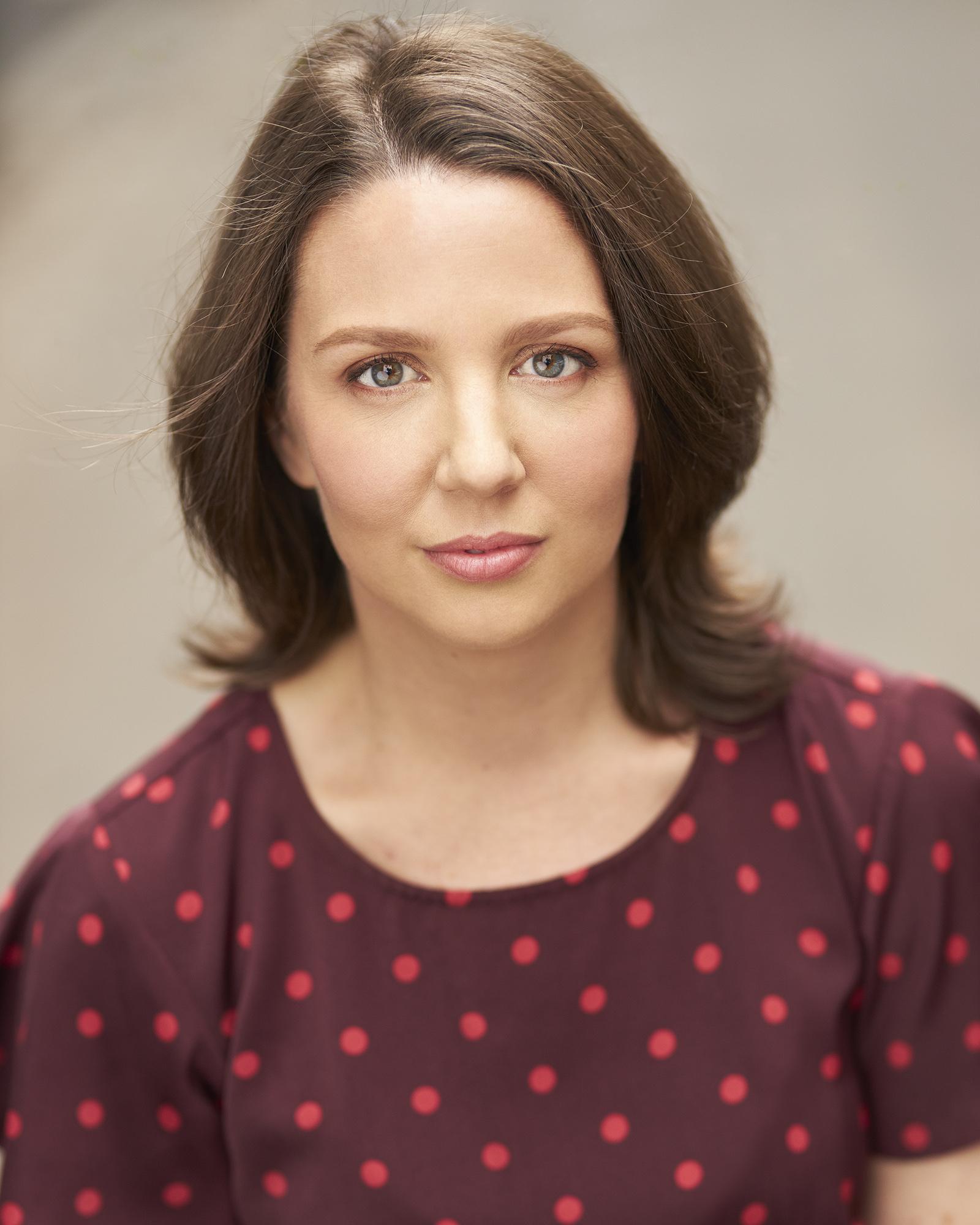 actor Emma-Louise Wilson large photo