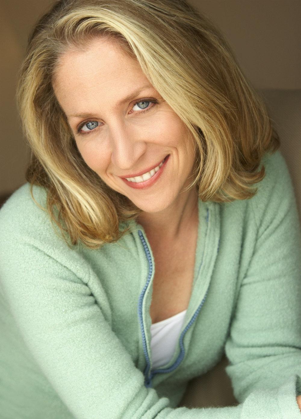 actor Carrie Aizley large photo