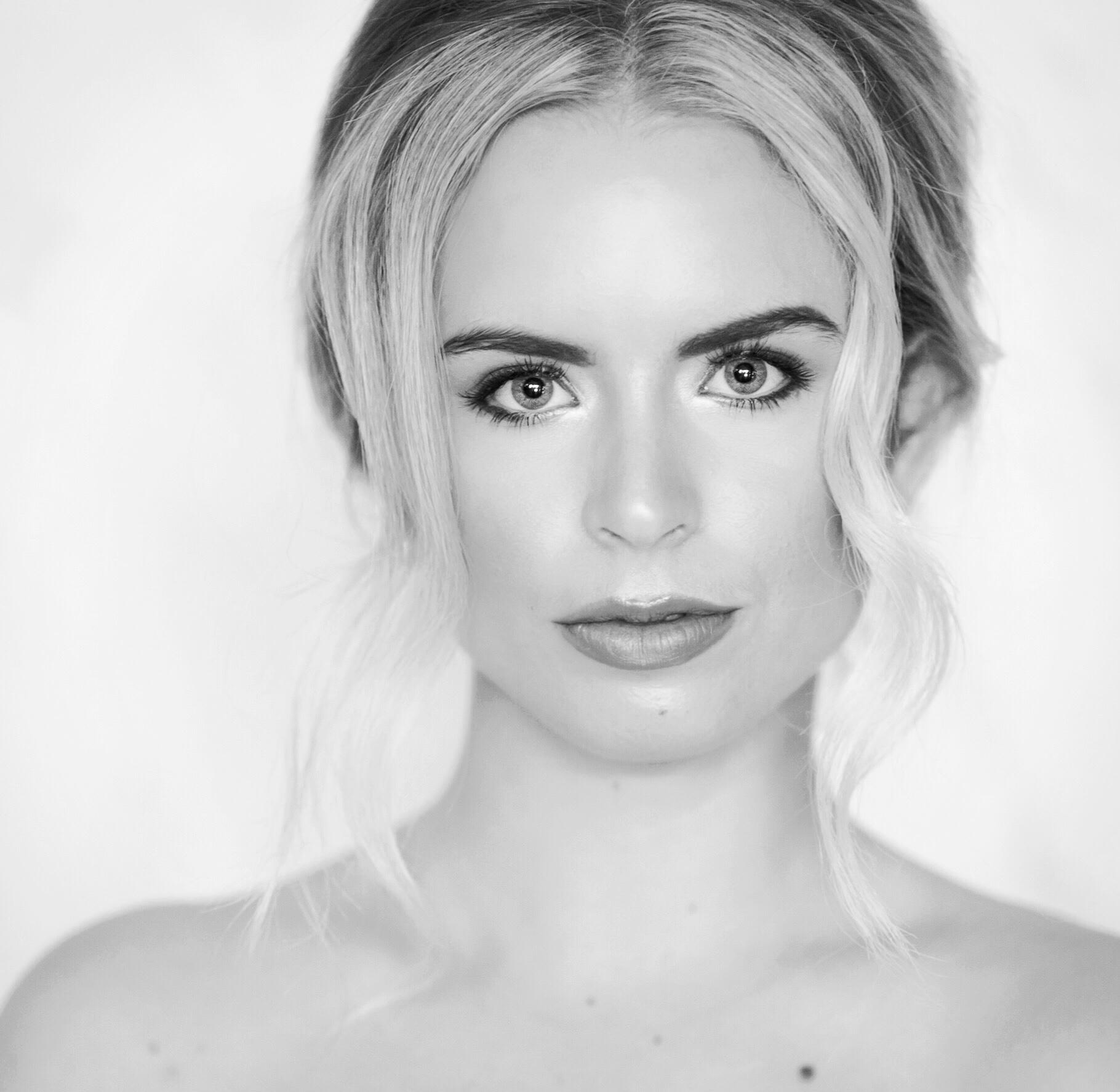 actor Lexi Hill large photo