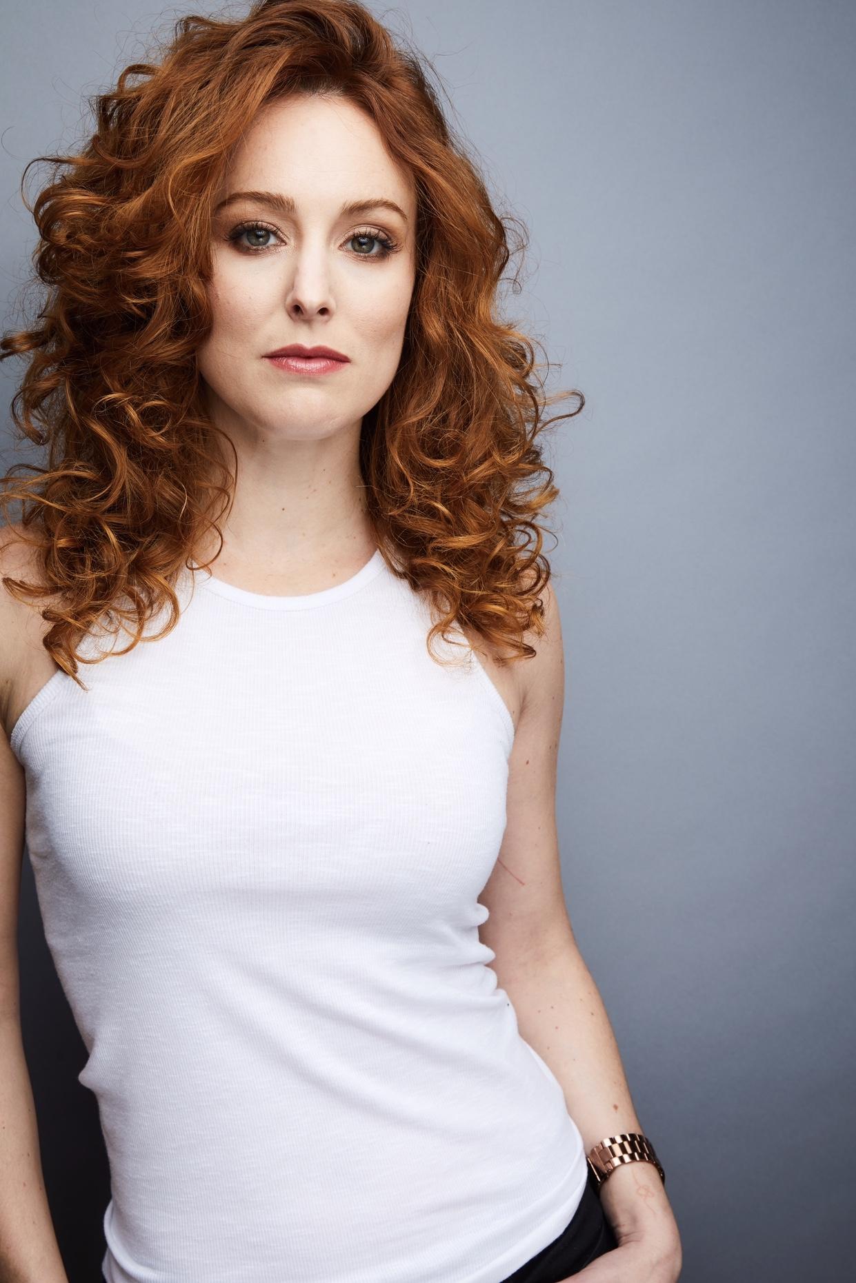 actor Carrie-Lynn Neales large photo