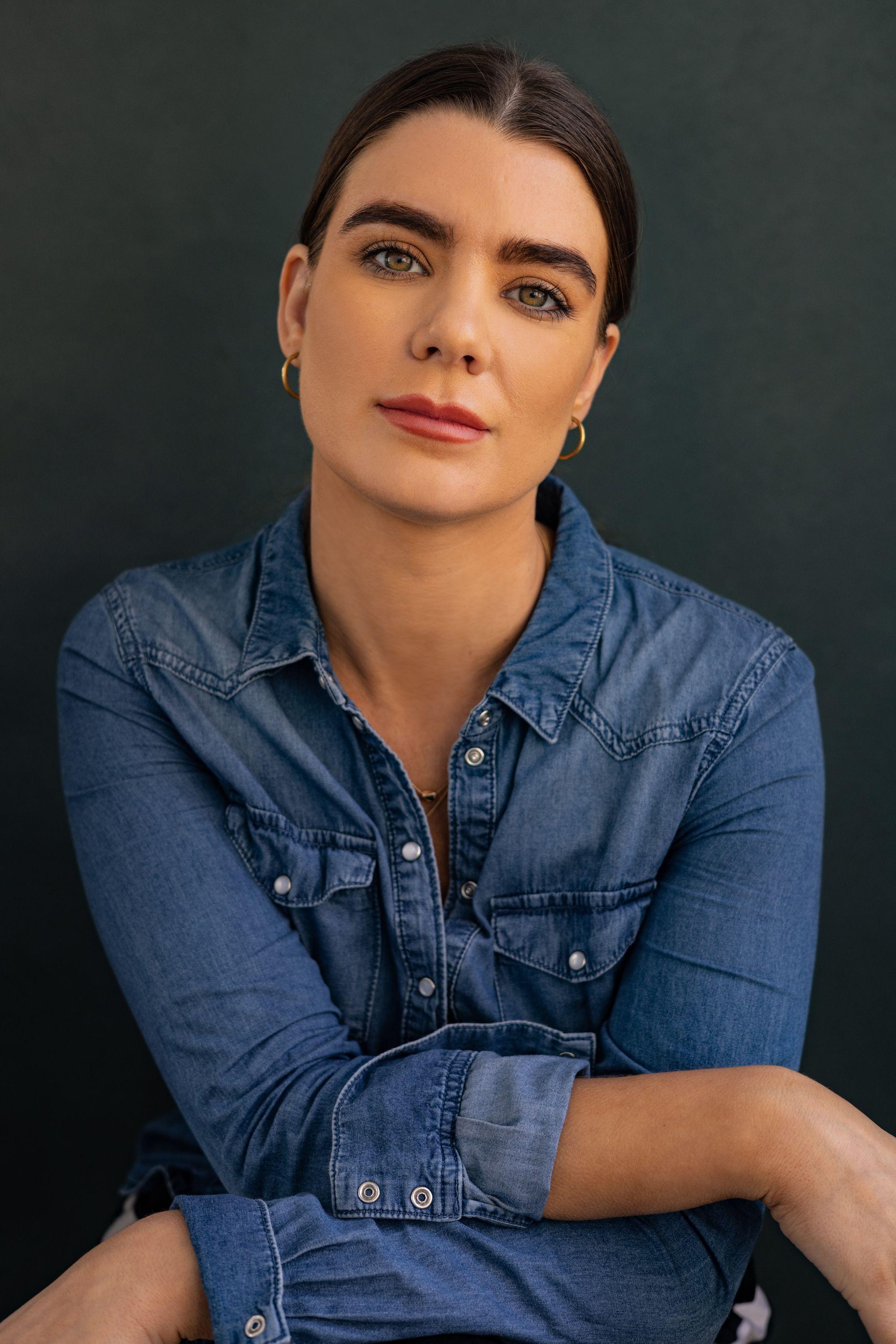 actor Libby Walker large photo