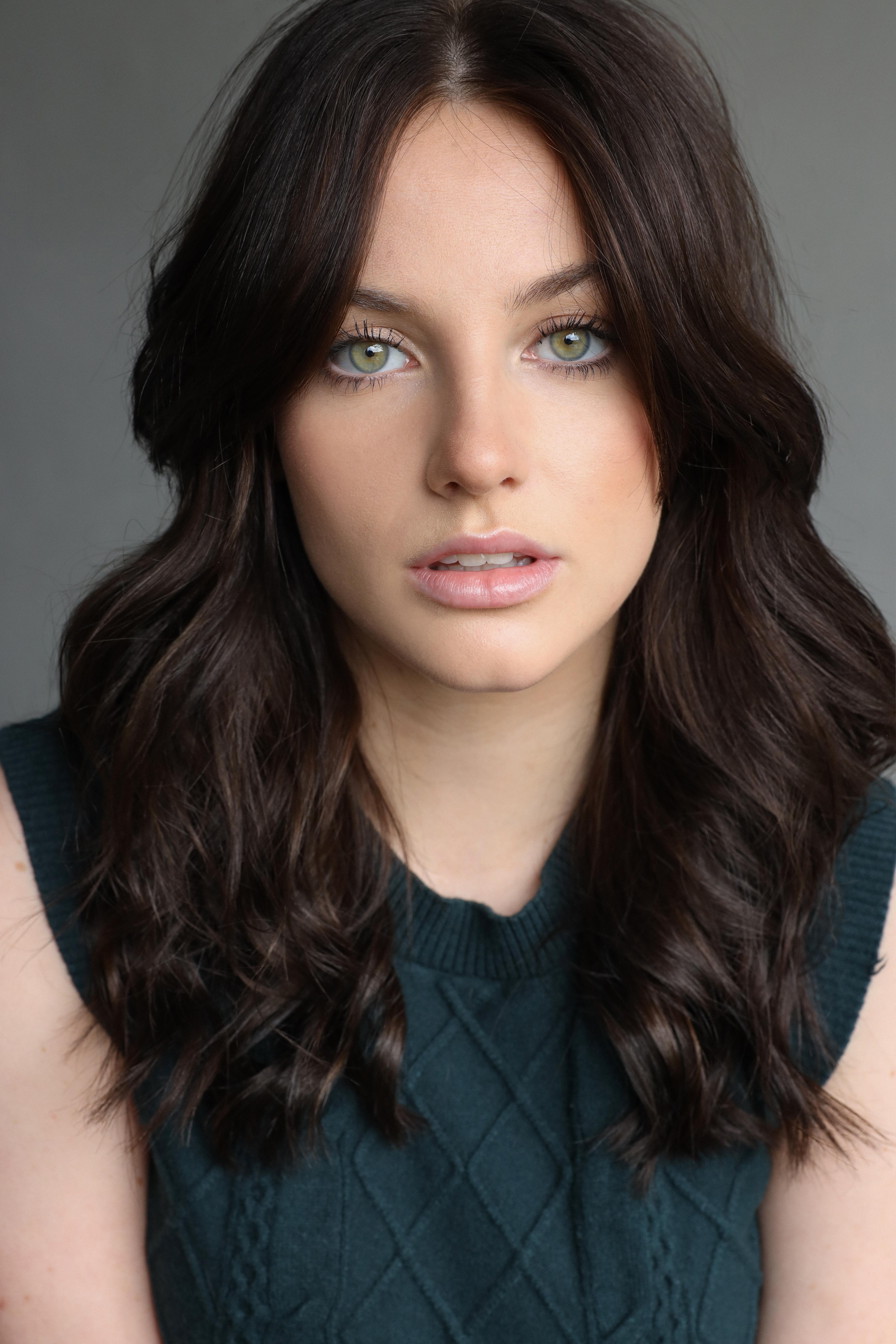 actor Ava Carmont large photo