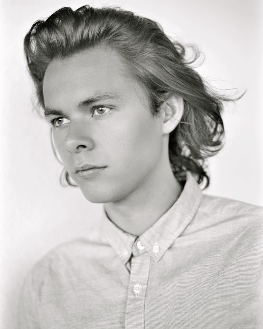 actor Tate Dewey large photo