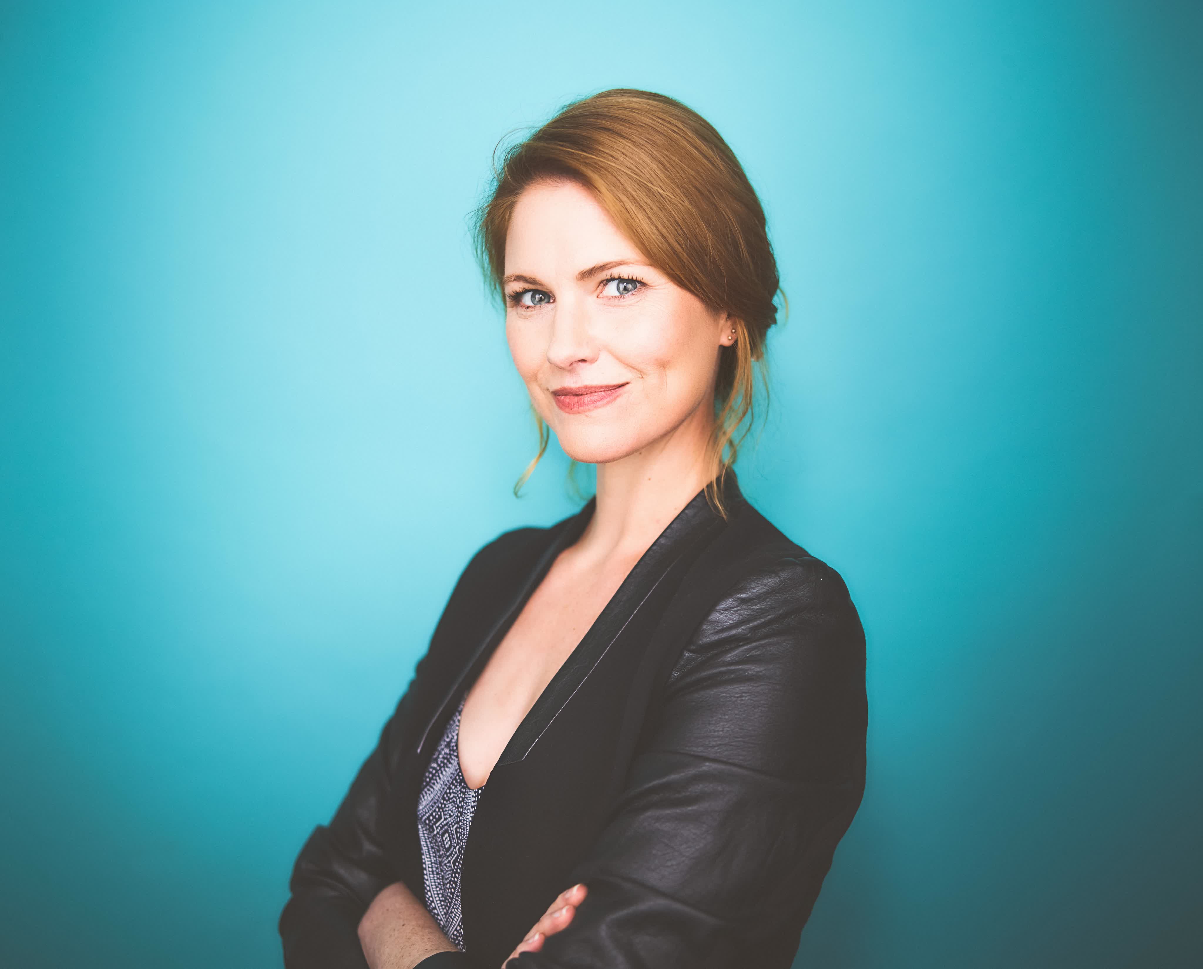 actor Kate MacCluggage large photo