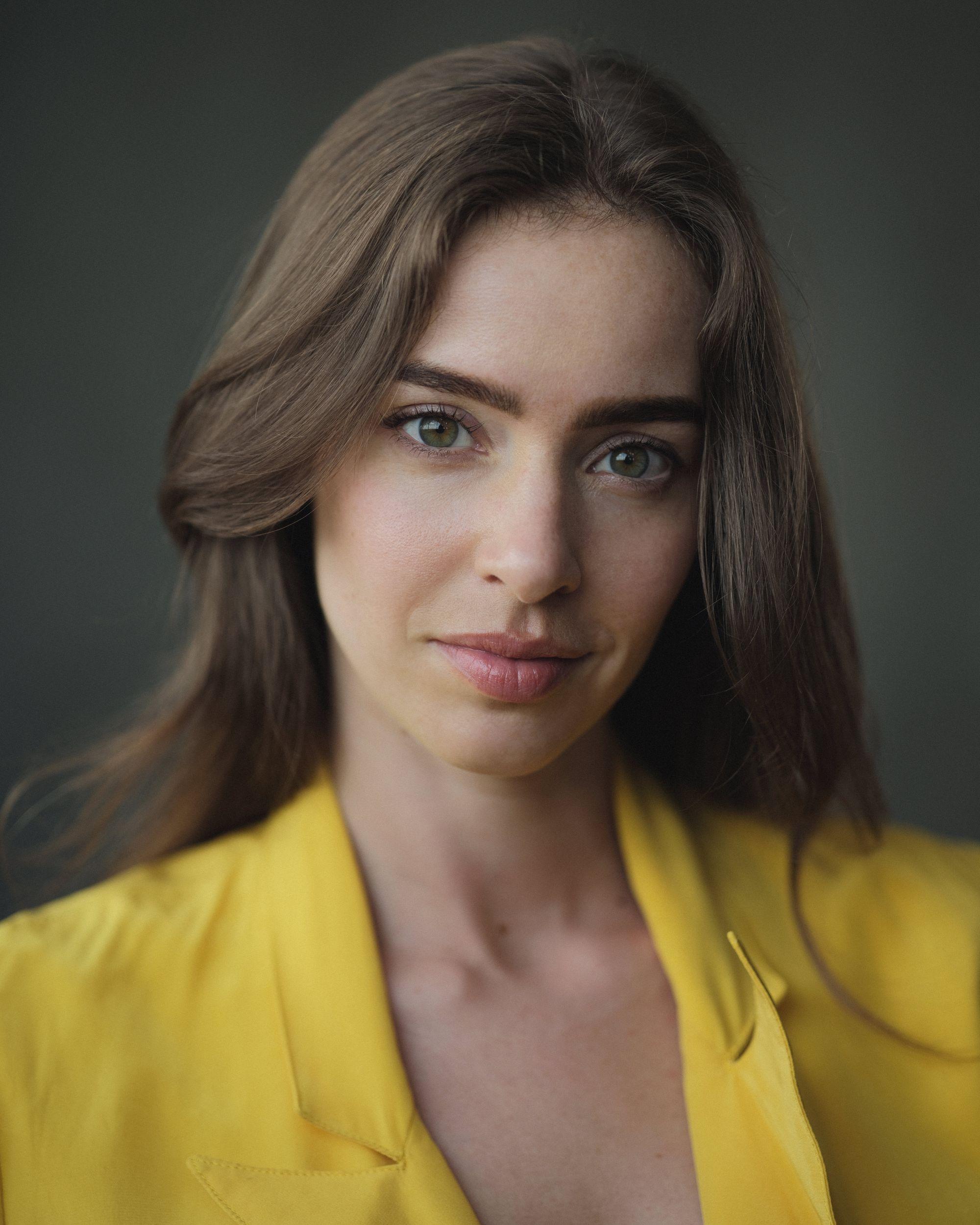 actor Jennifer Hyde large photo