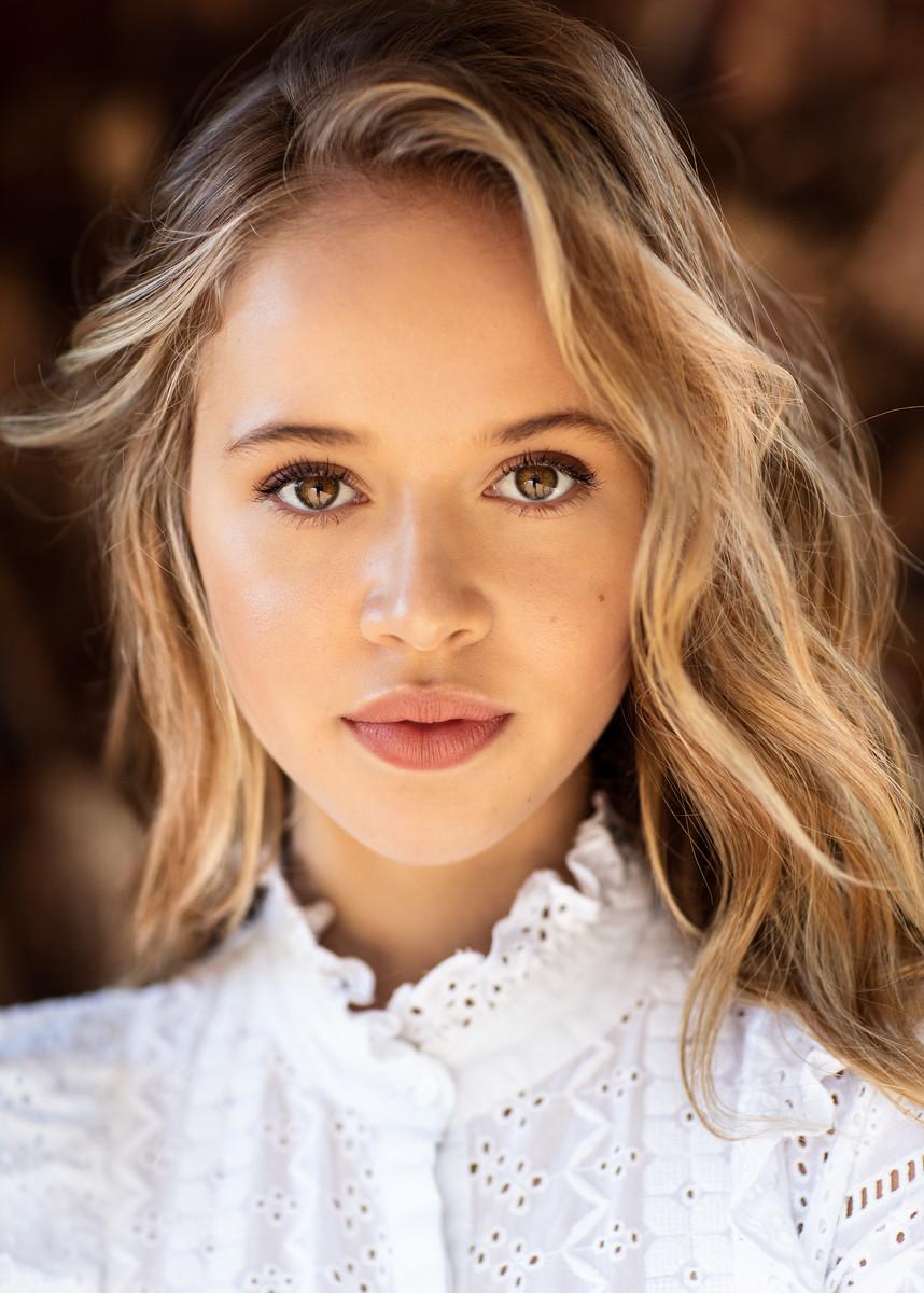 actor Holly J. Barrett large photo