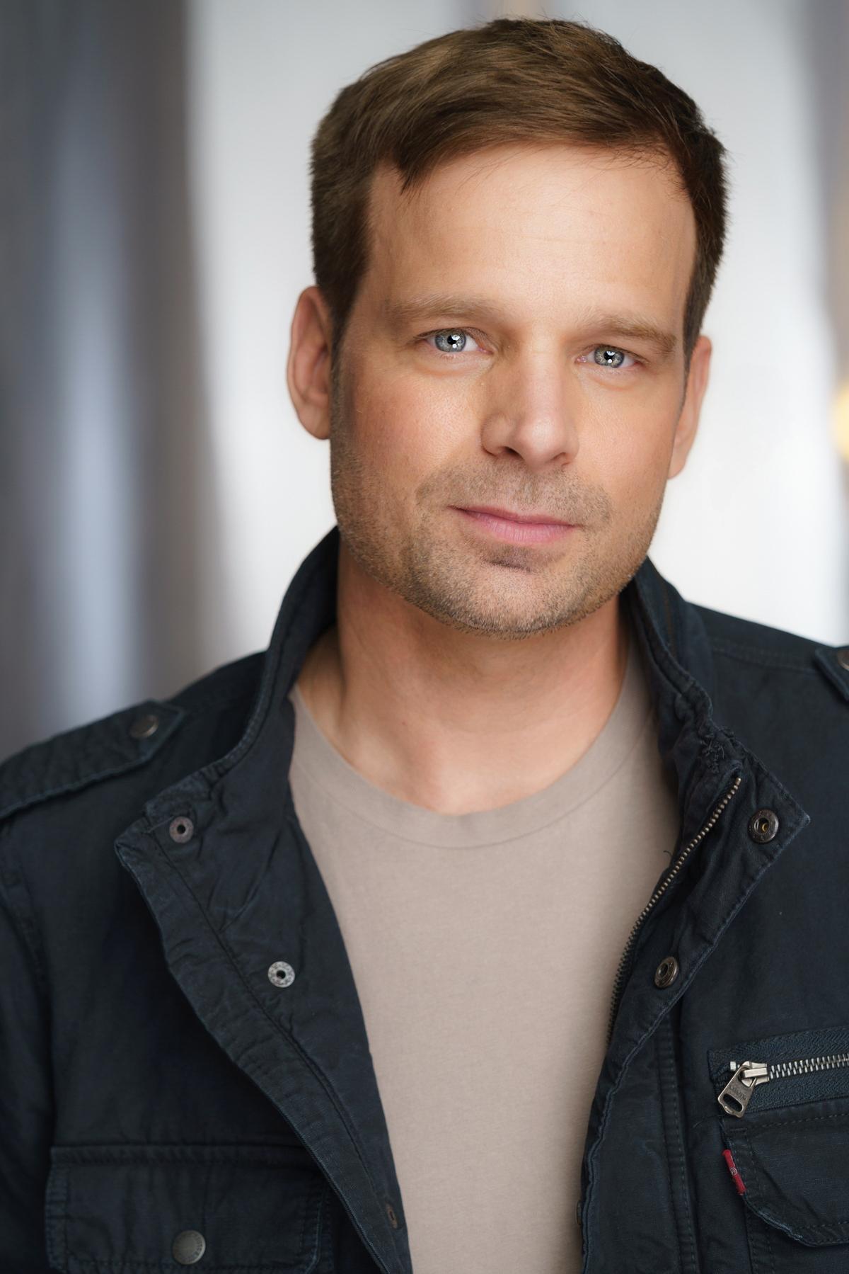 actor Nathan Wilson large photo