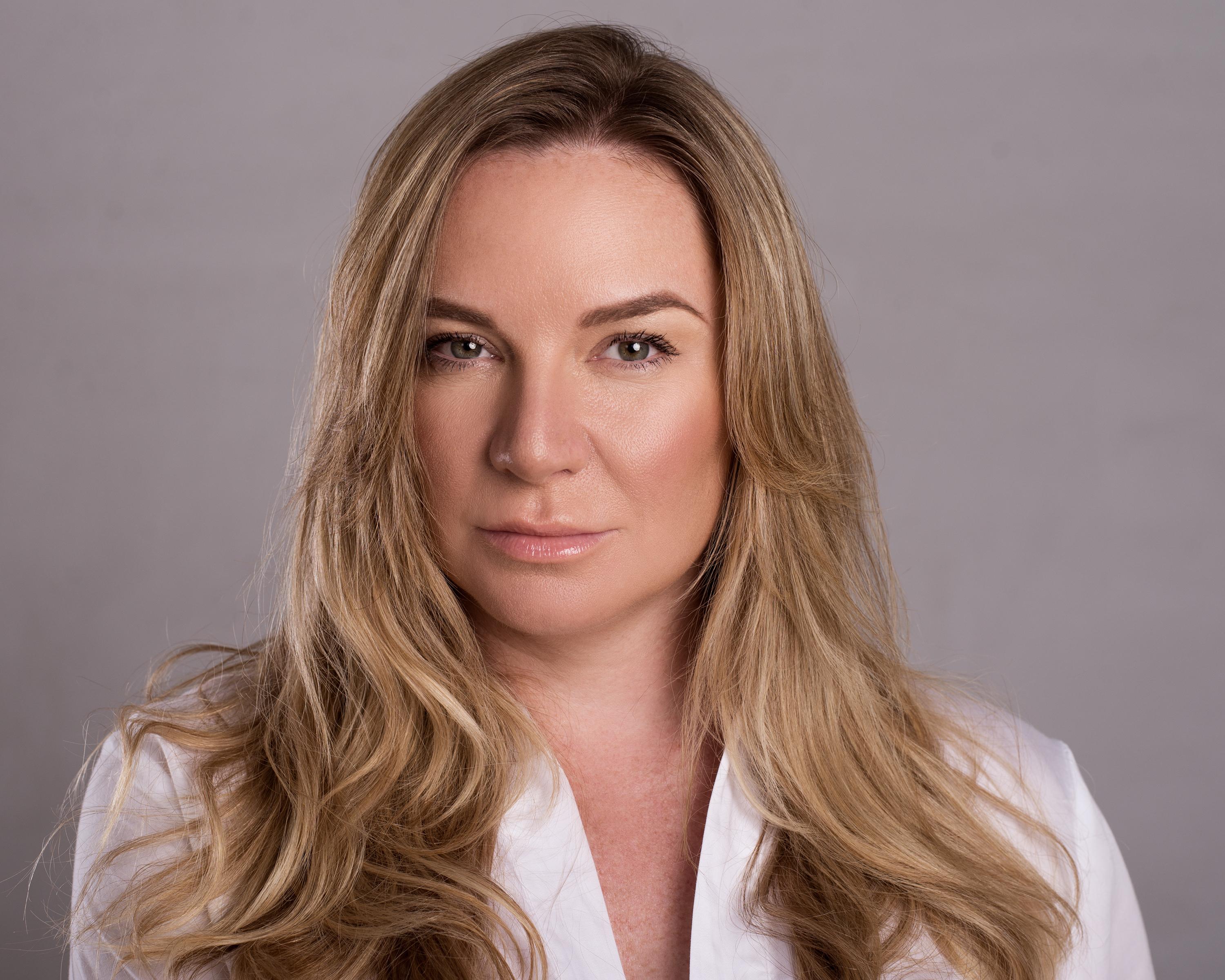 actor Lee-Anne Summers large photo