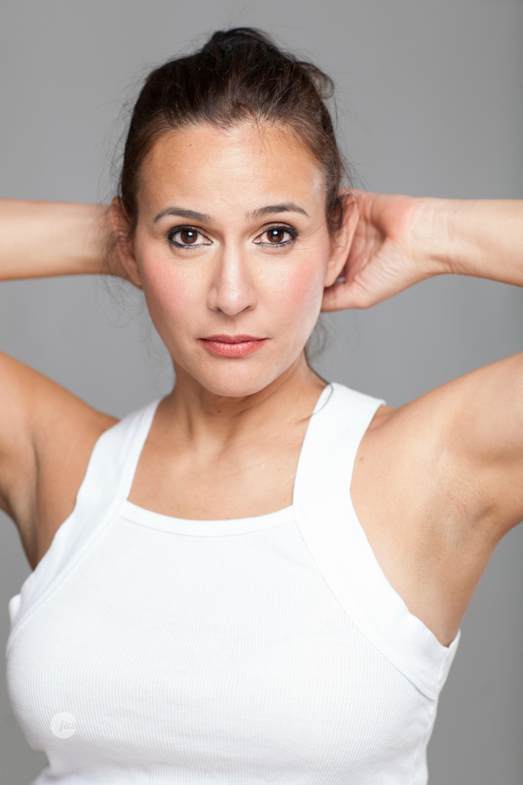 actor Nina Leon large photo