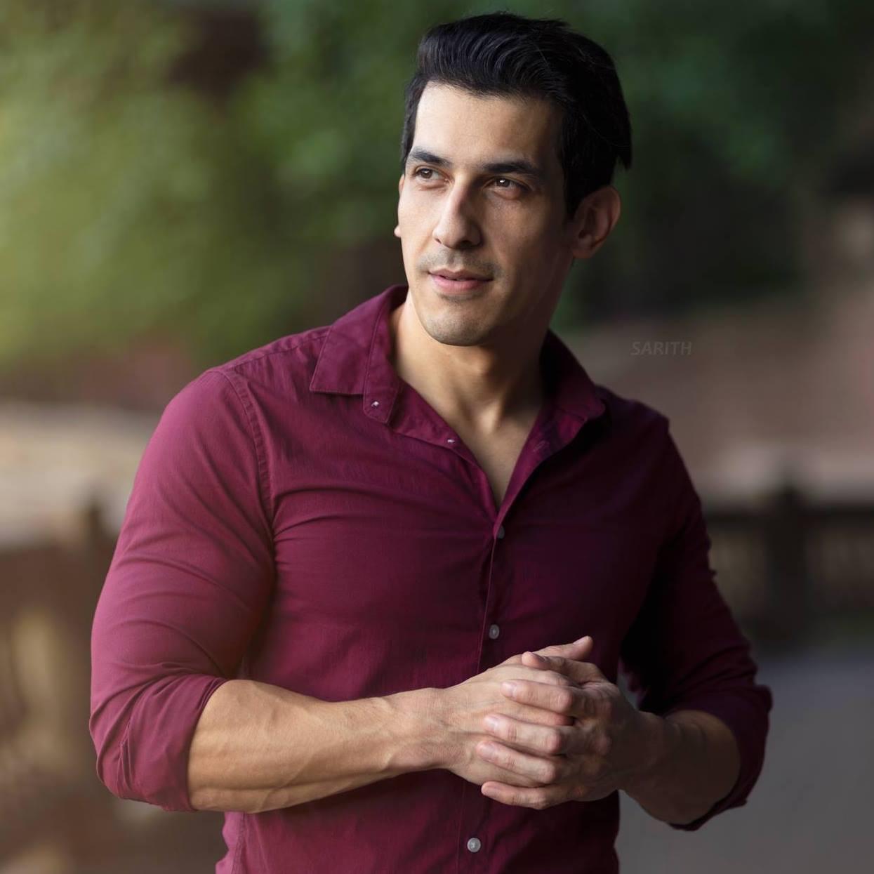 actor Woody Almazan large photo