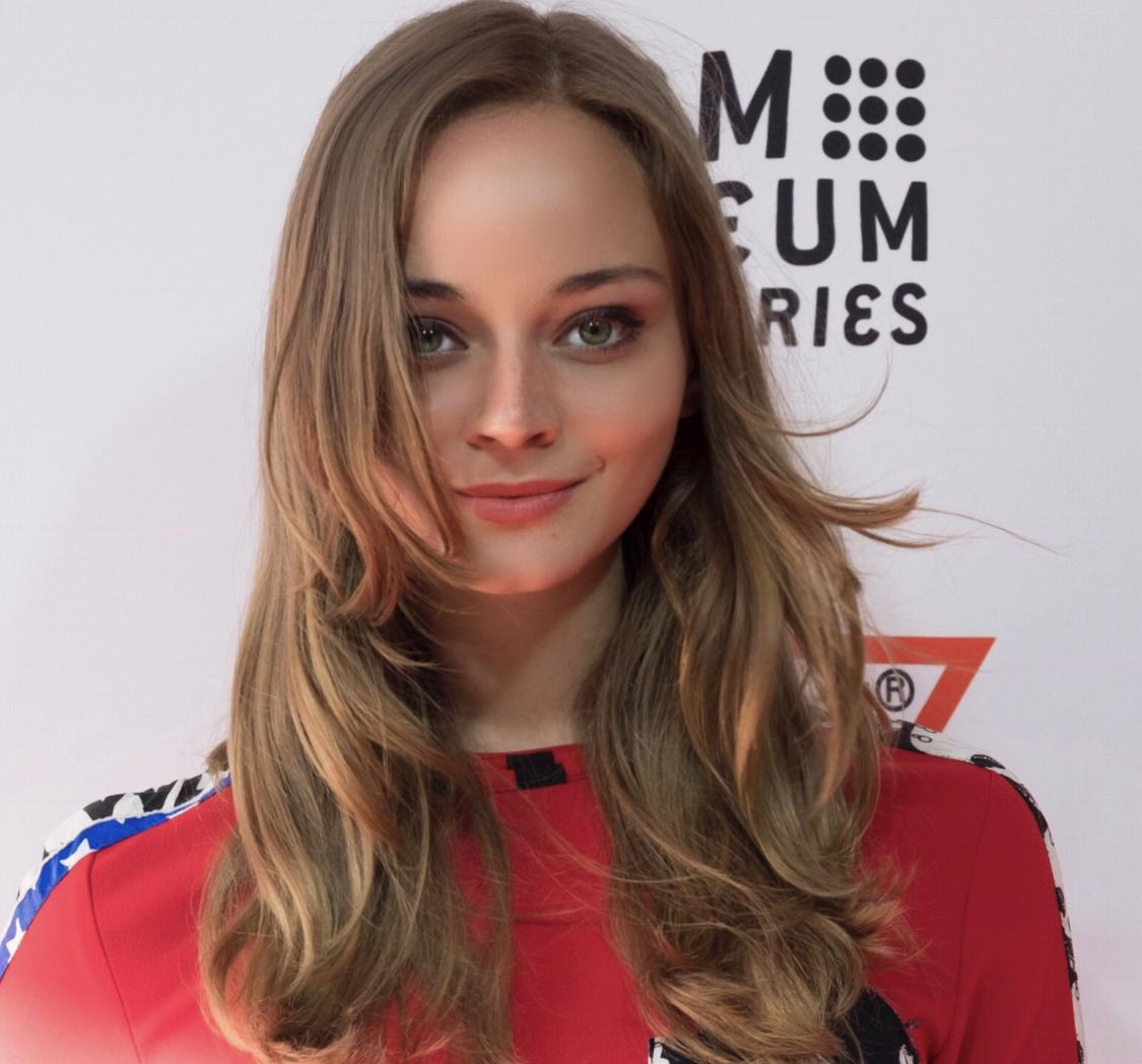 actor Laura Bilgeri large photo