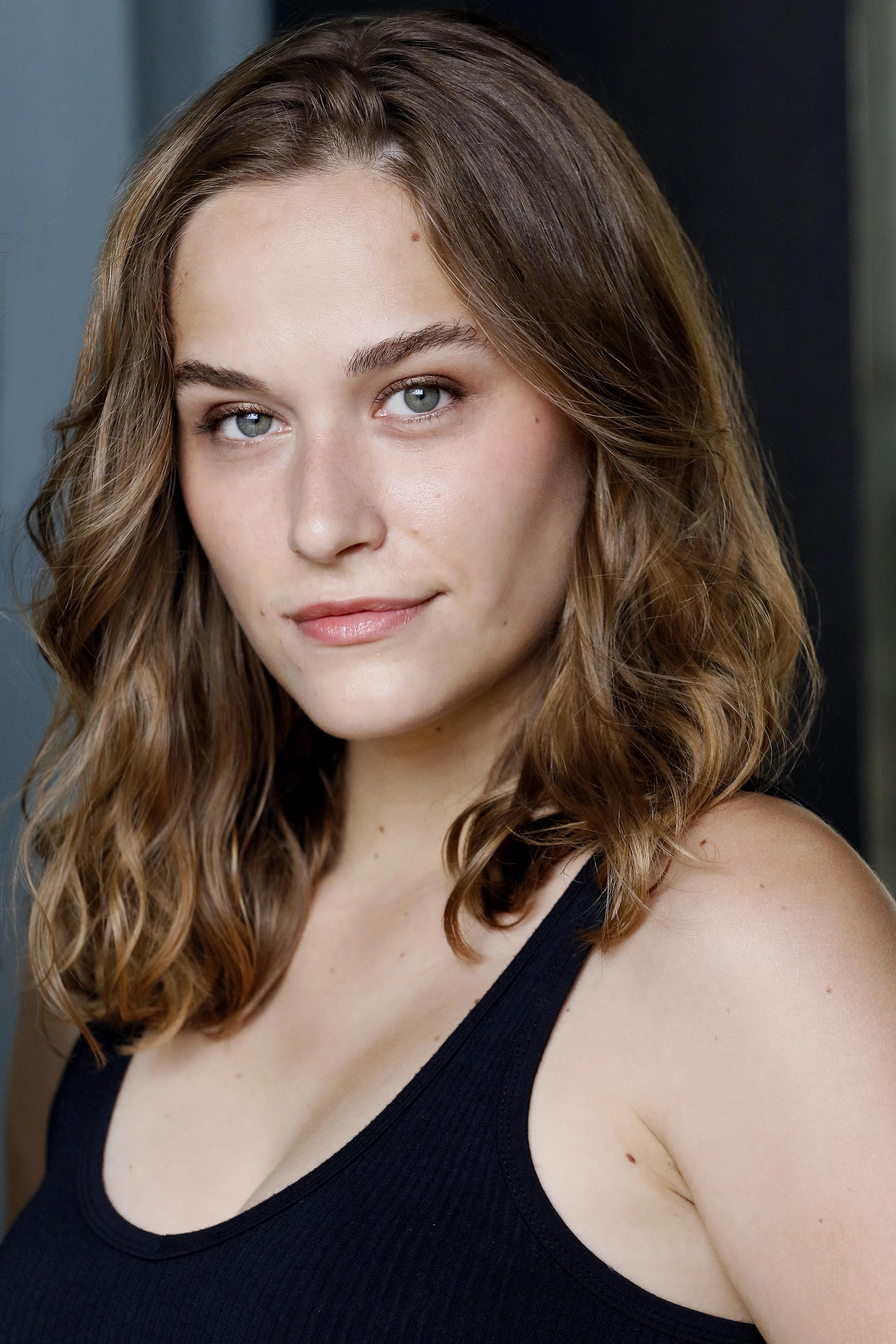 actor Zoe Graham large photo