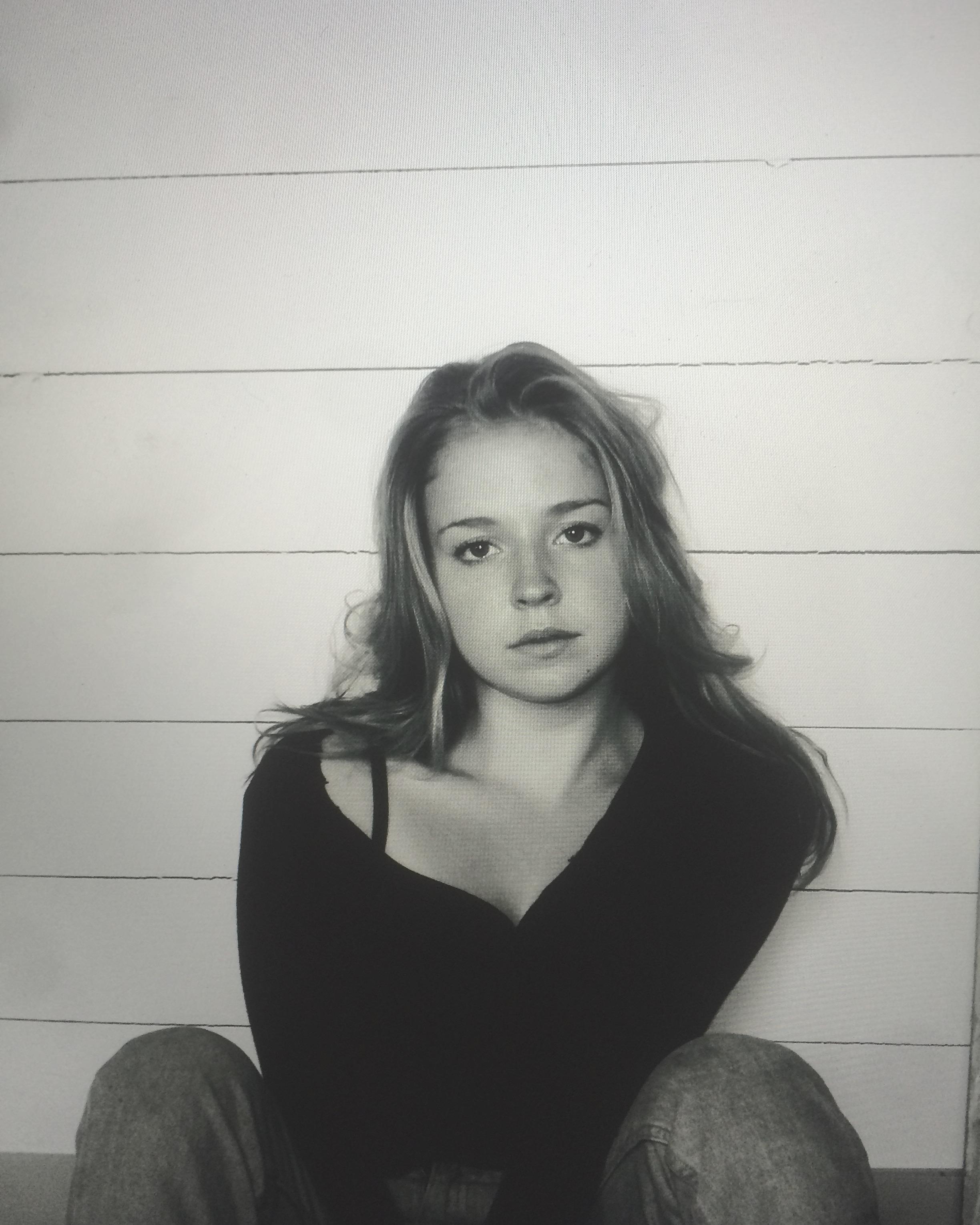 actor Hannah Endicott-Douglas large photo