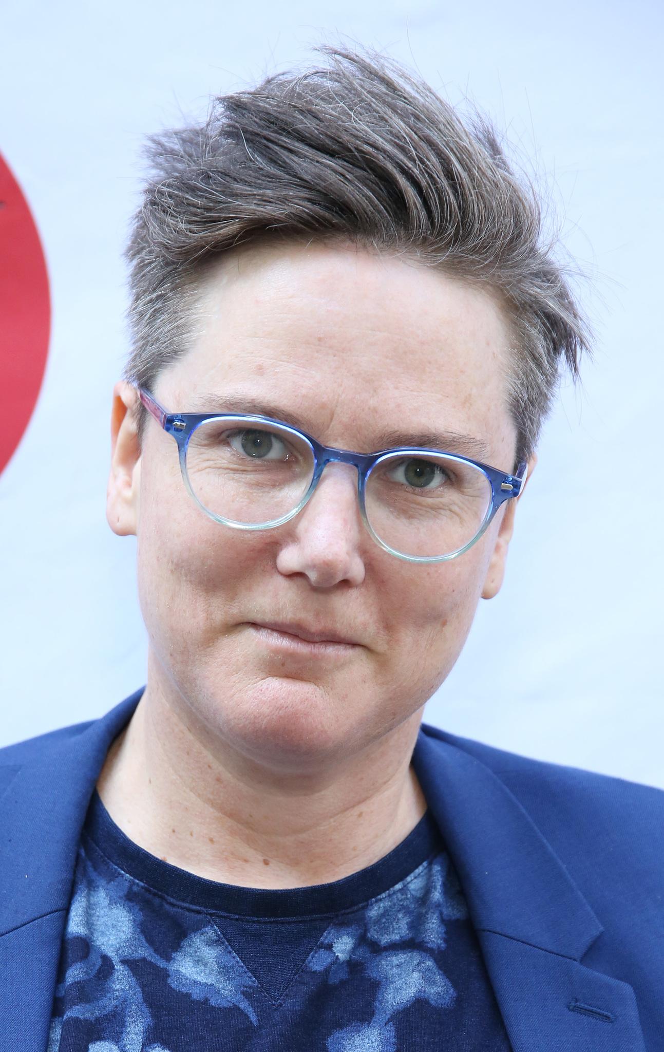 actor Hannah Gadsby large photo