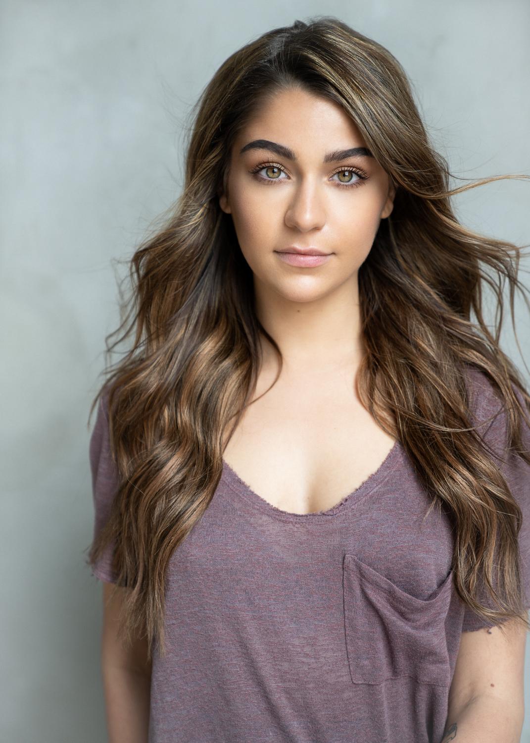 actor Andrea Russett large photo