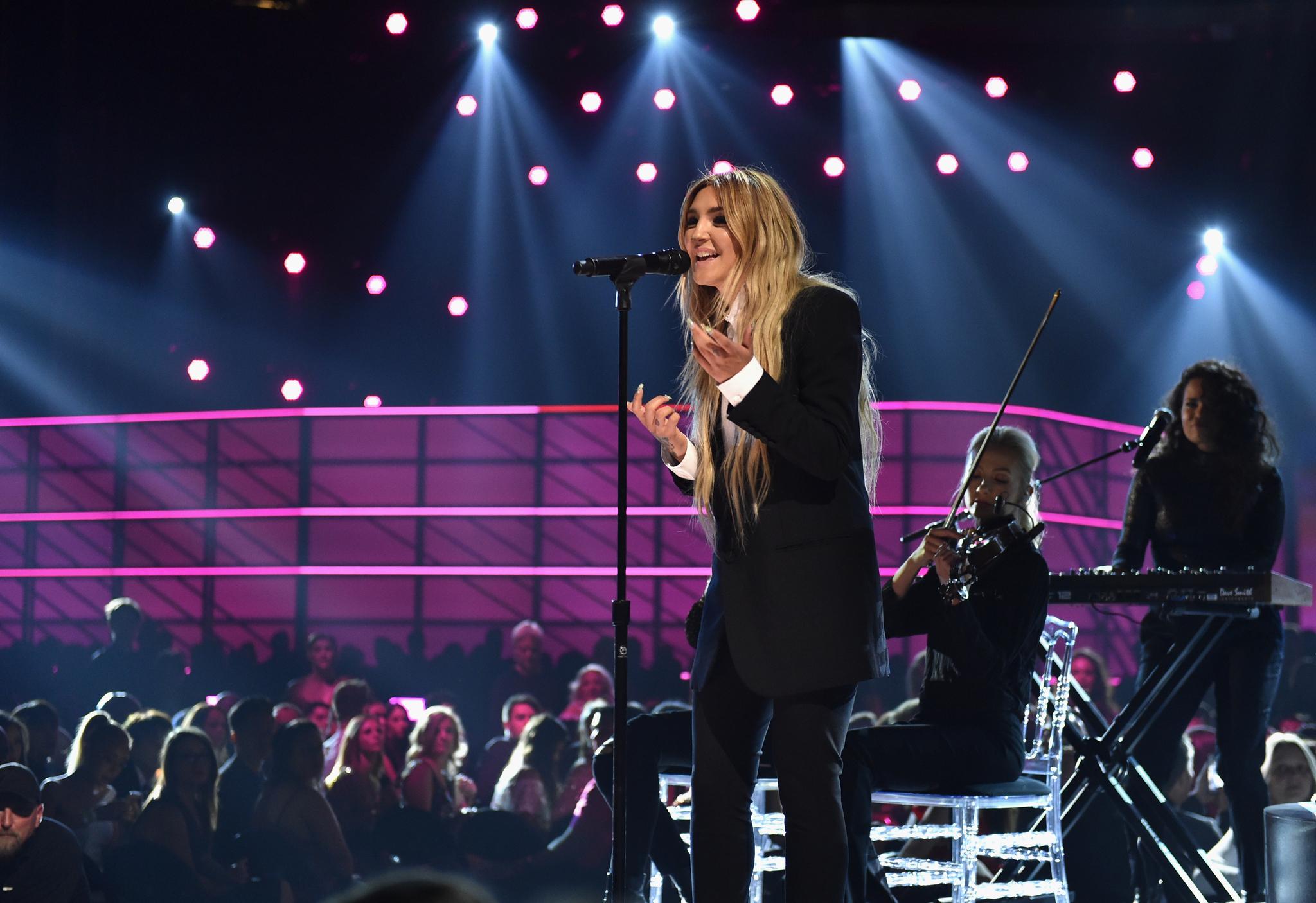 actor Julia Michaels large photo