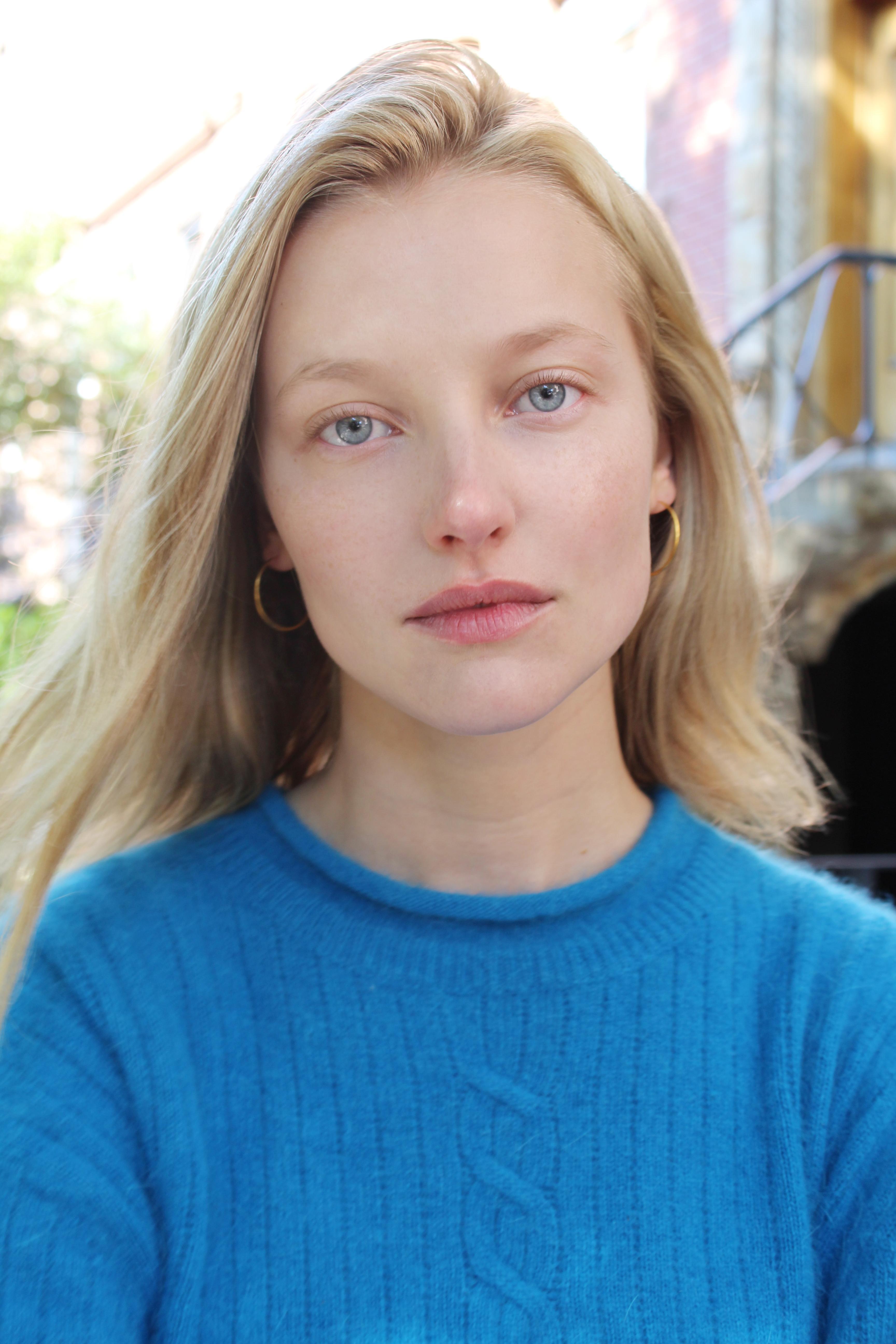 actor Emily Van Raay large photo