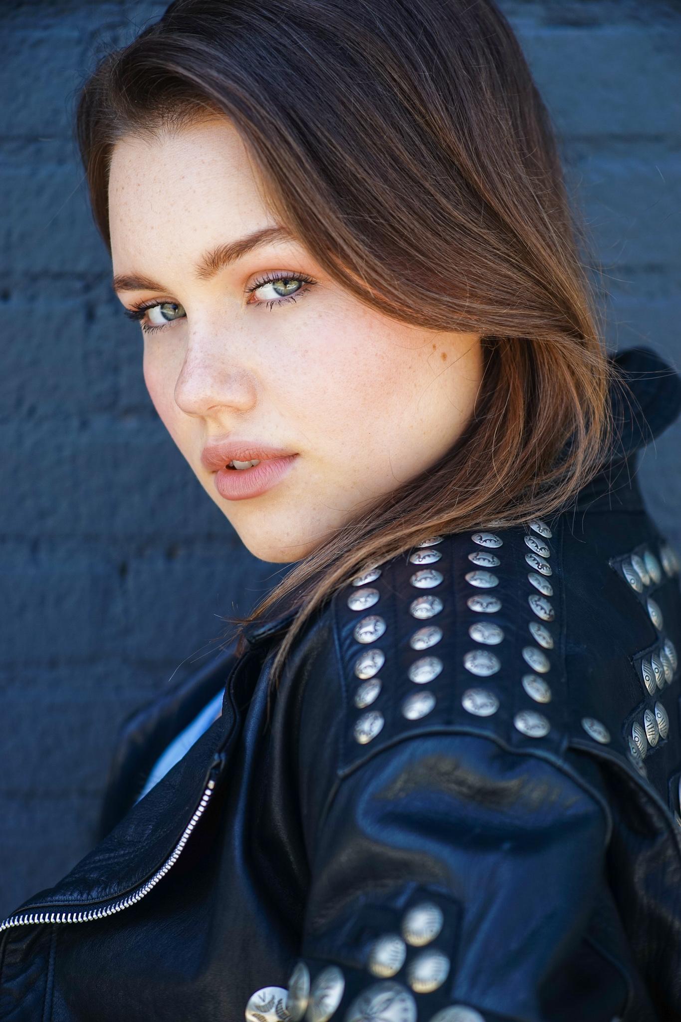 actor Cailey Quinlan large photo