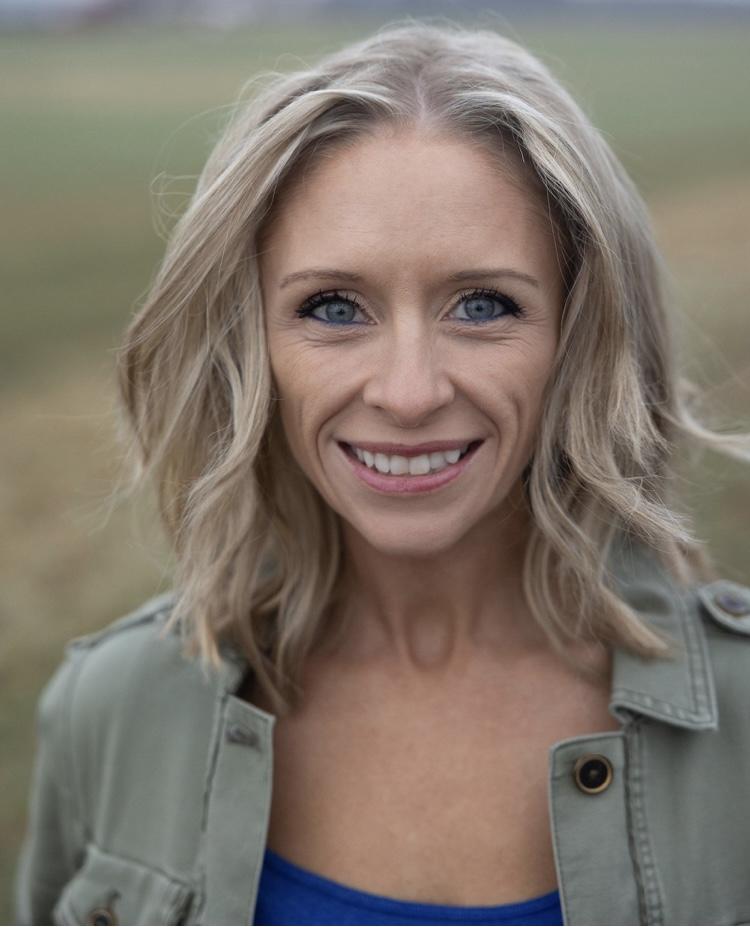 actor Danielle Smith large photo