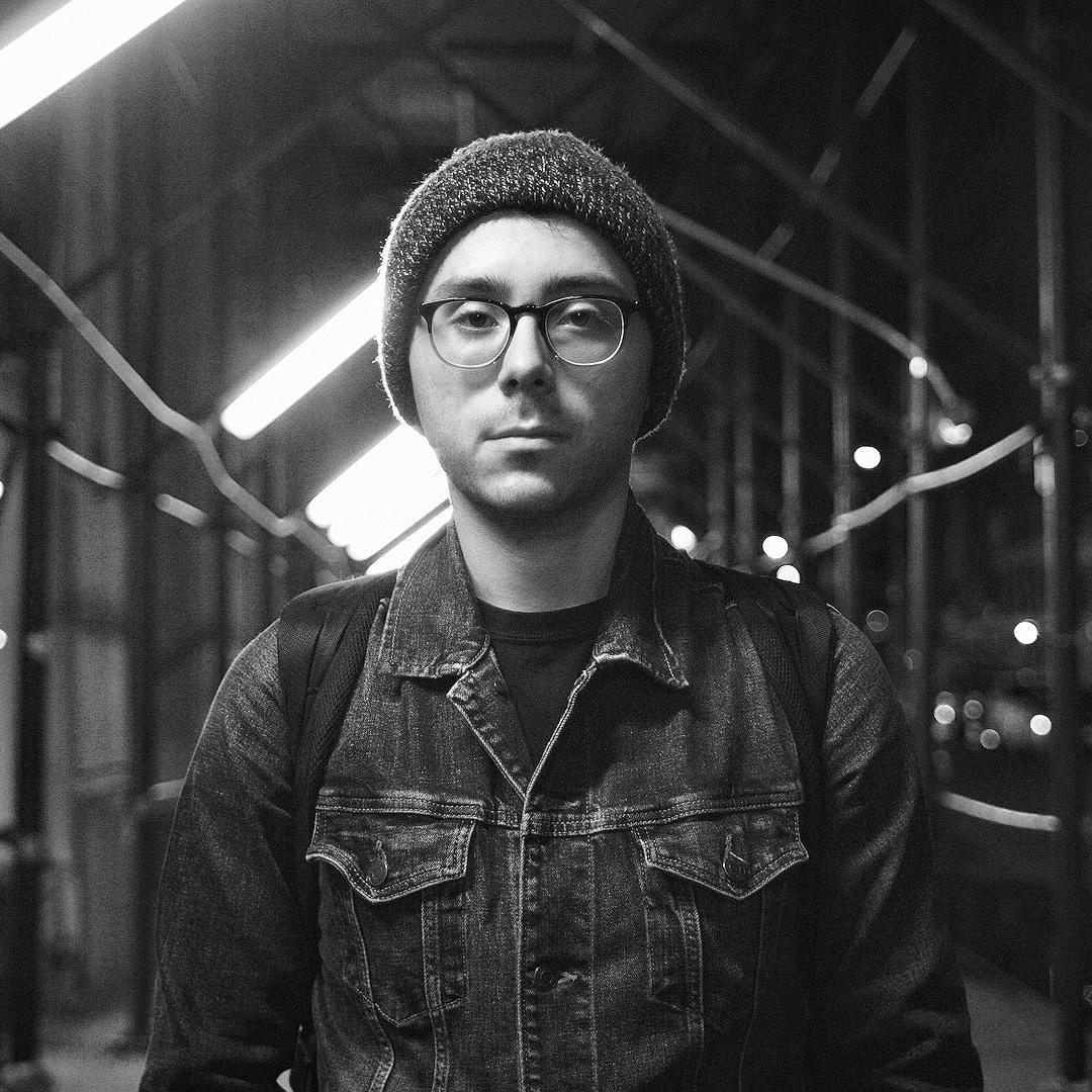 actor Izik Alequin large photo