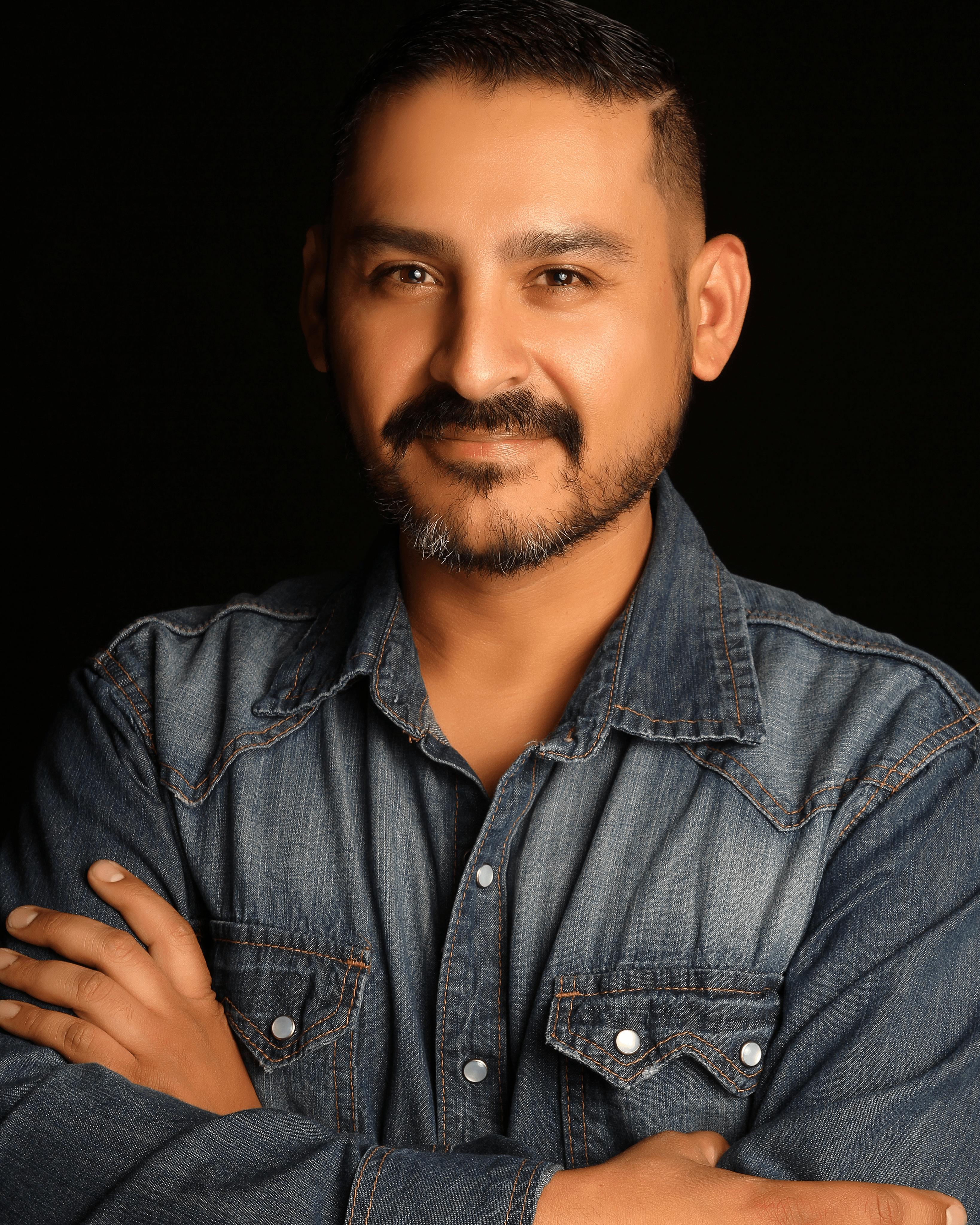 actor Ernesto Ortiz large photo