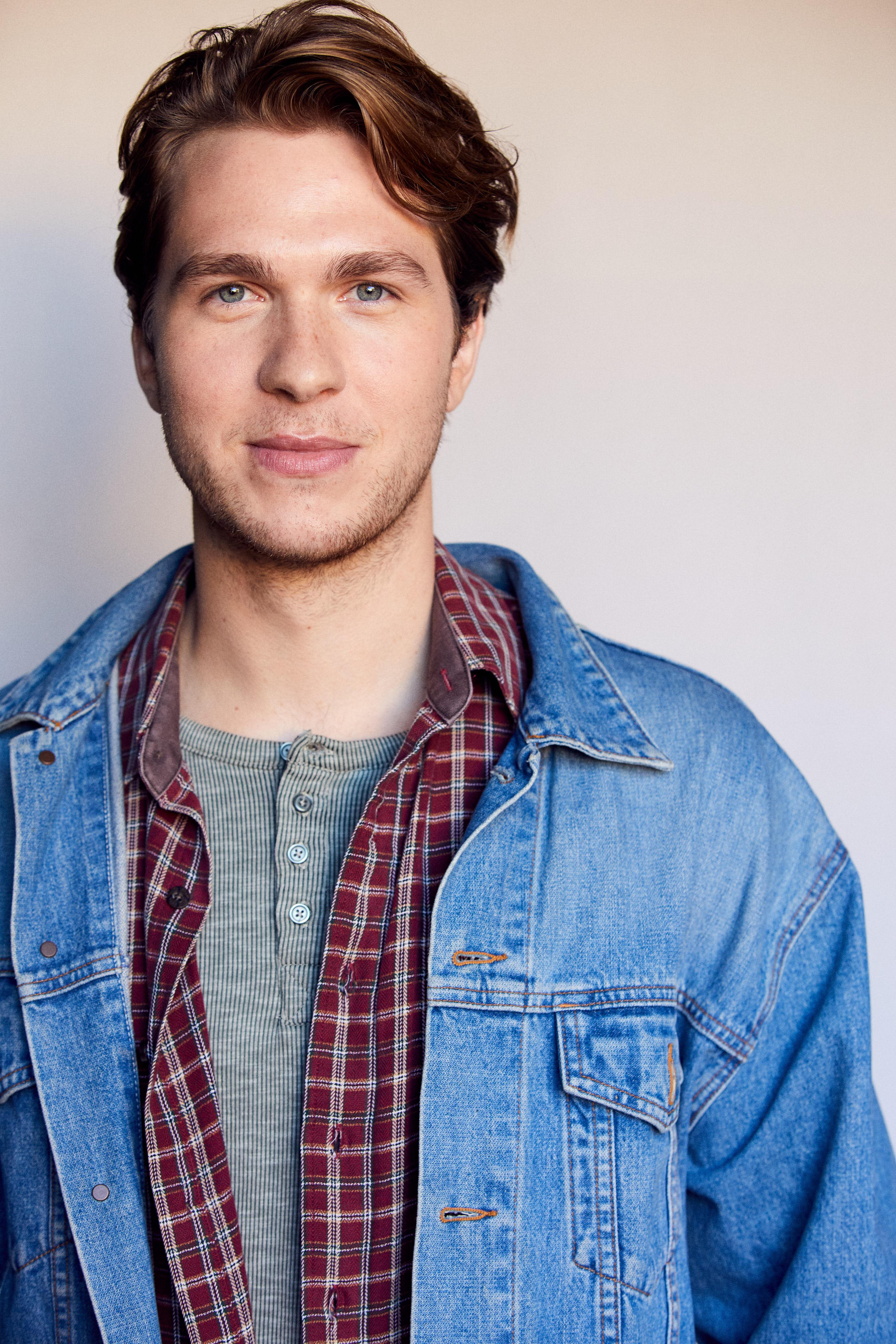 actor Peter Donahue large photo