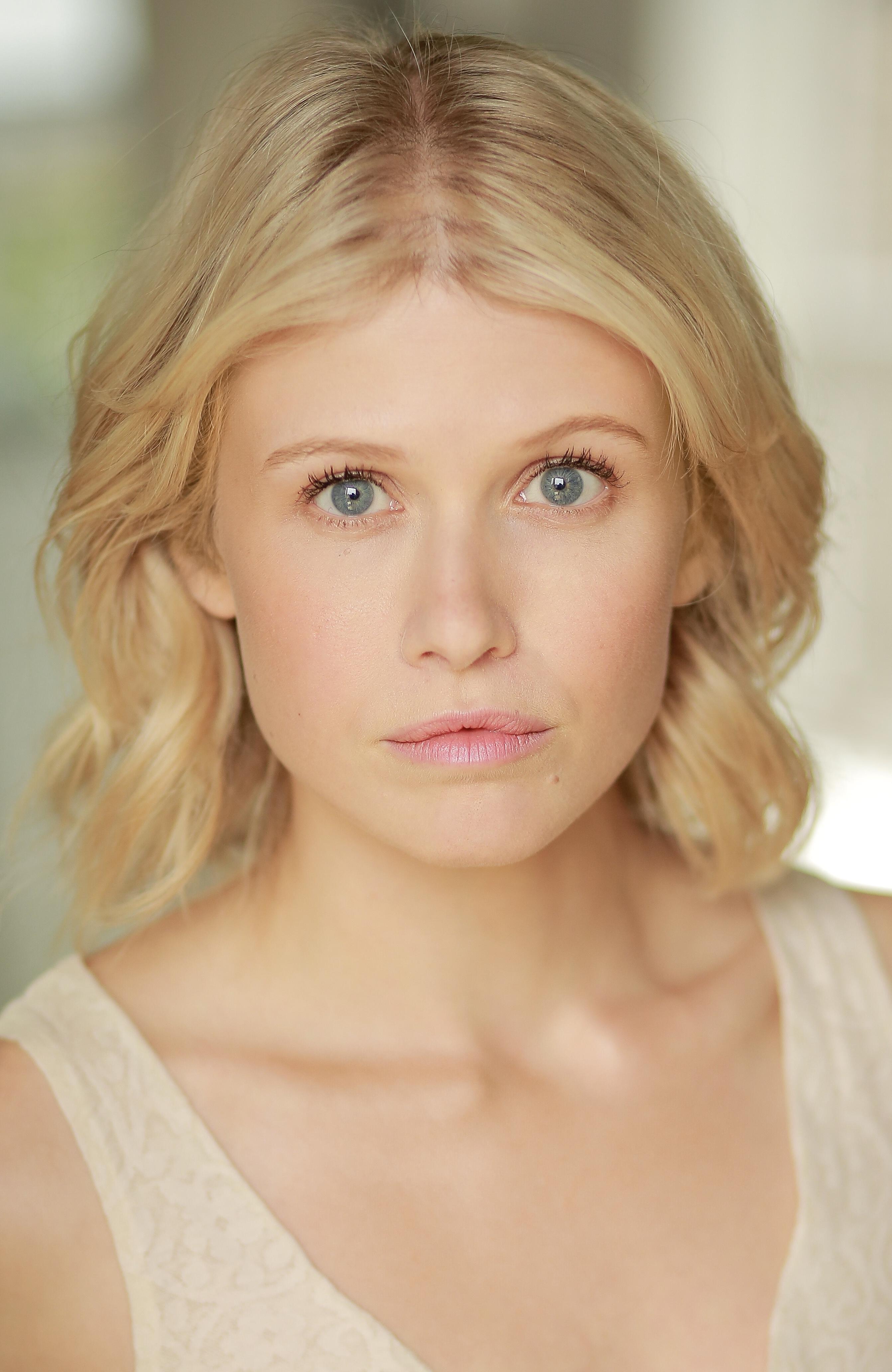 actor Rose Reynolds large photo