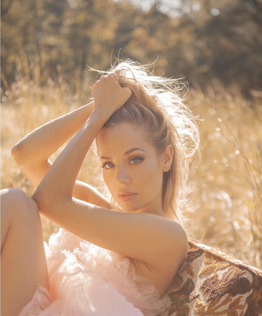 actor MacKenzie Porter large photo