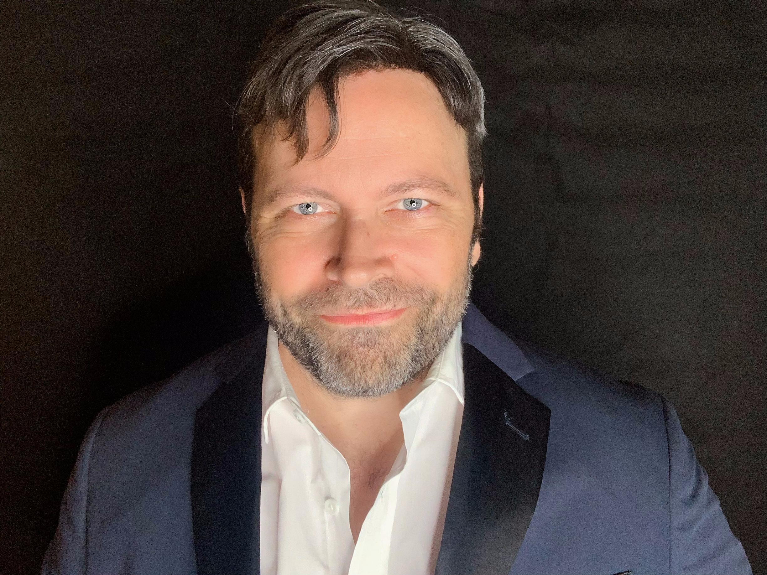 actor Angus Benfield large photo