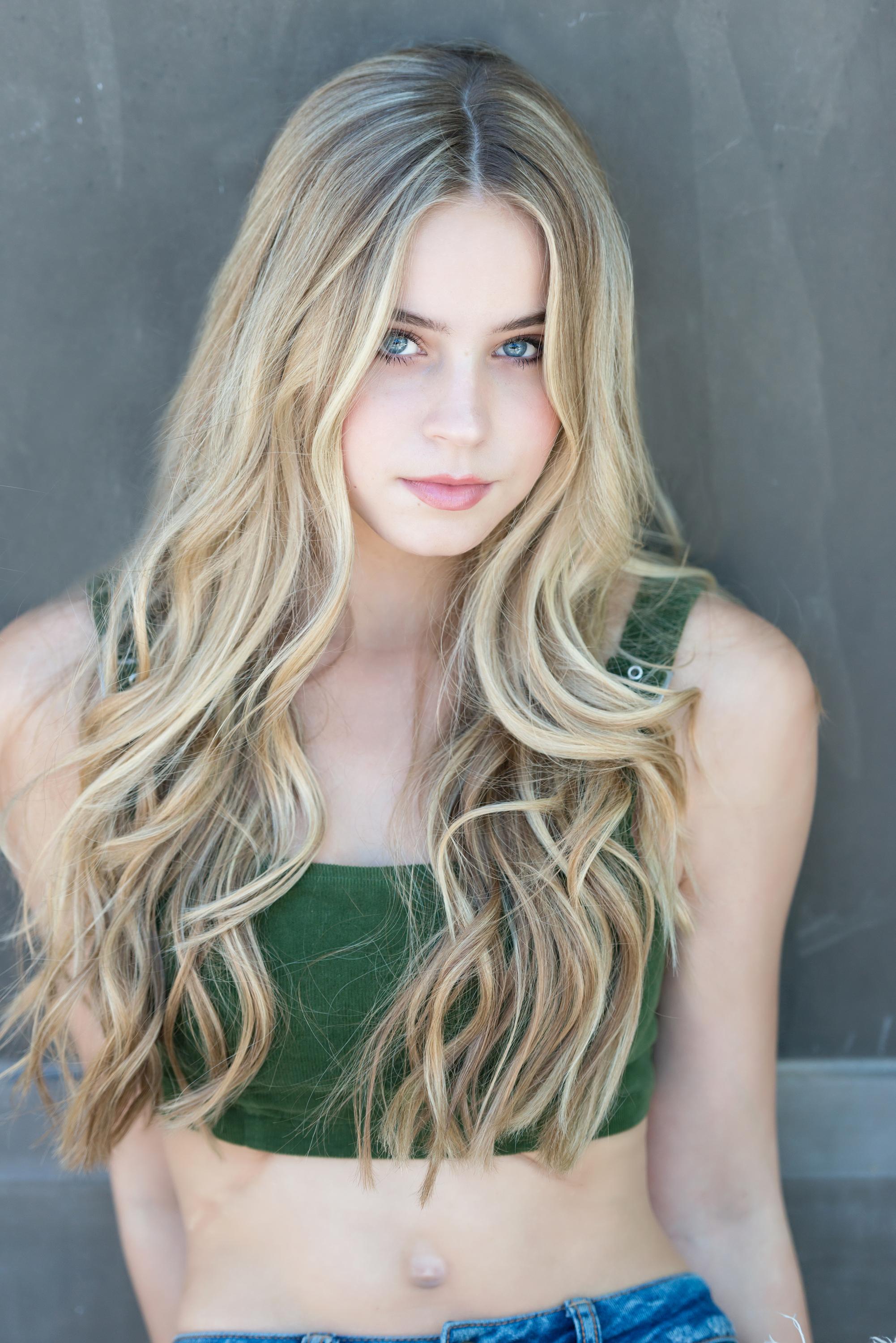 actor Alexa Blair Robertson large photo