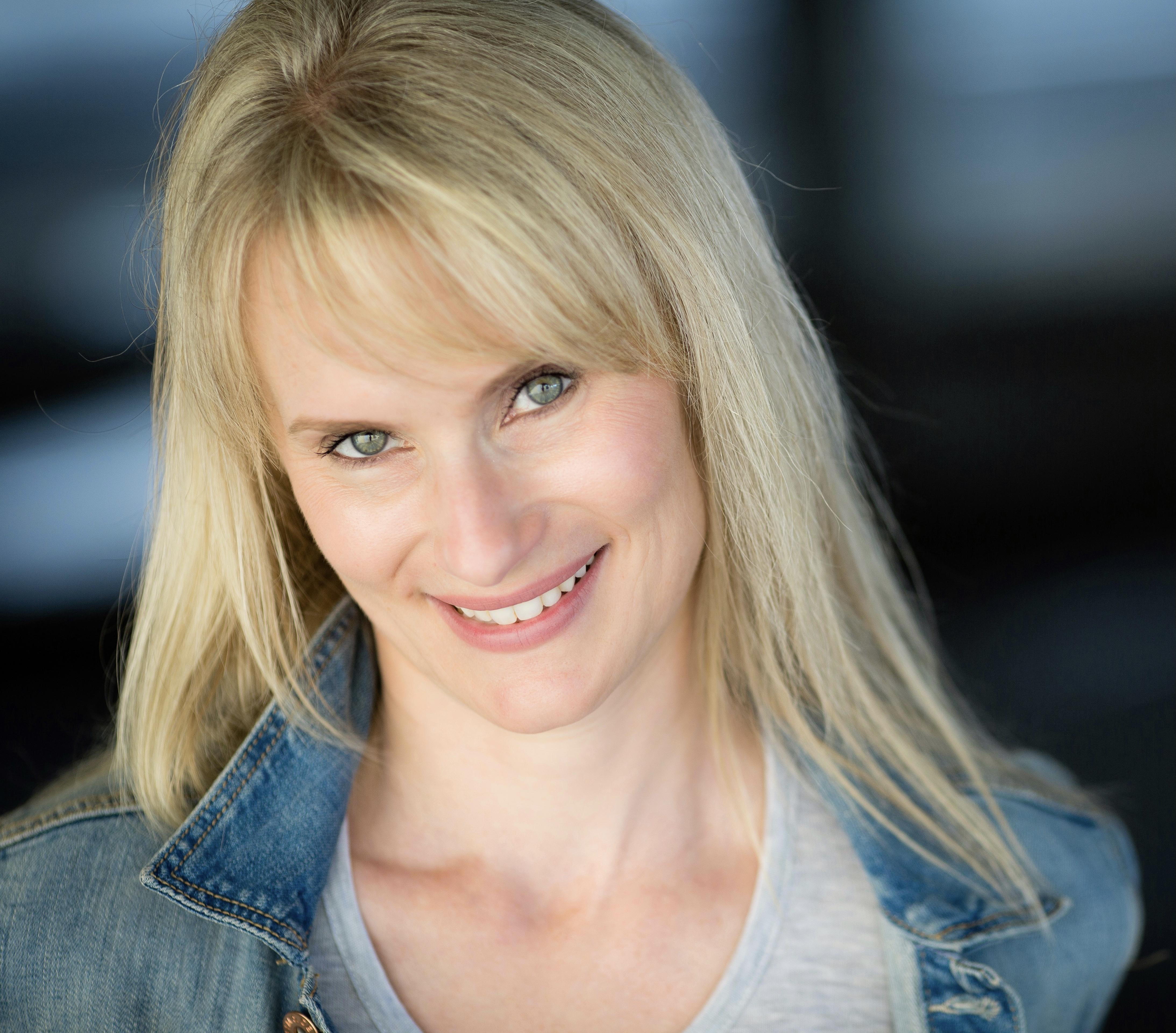 actor Mary Riitano large photo