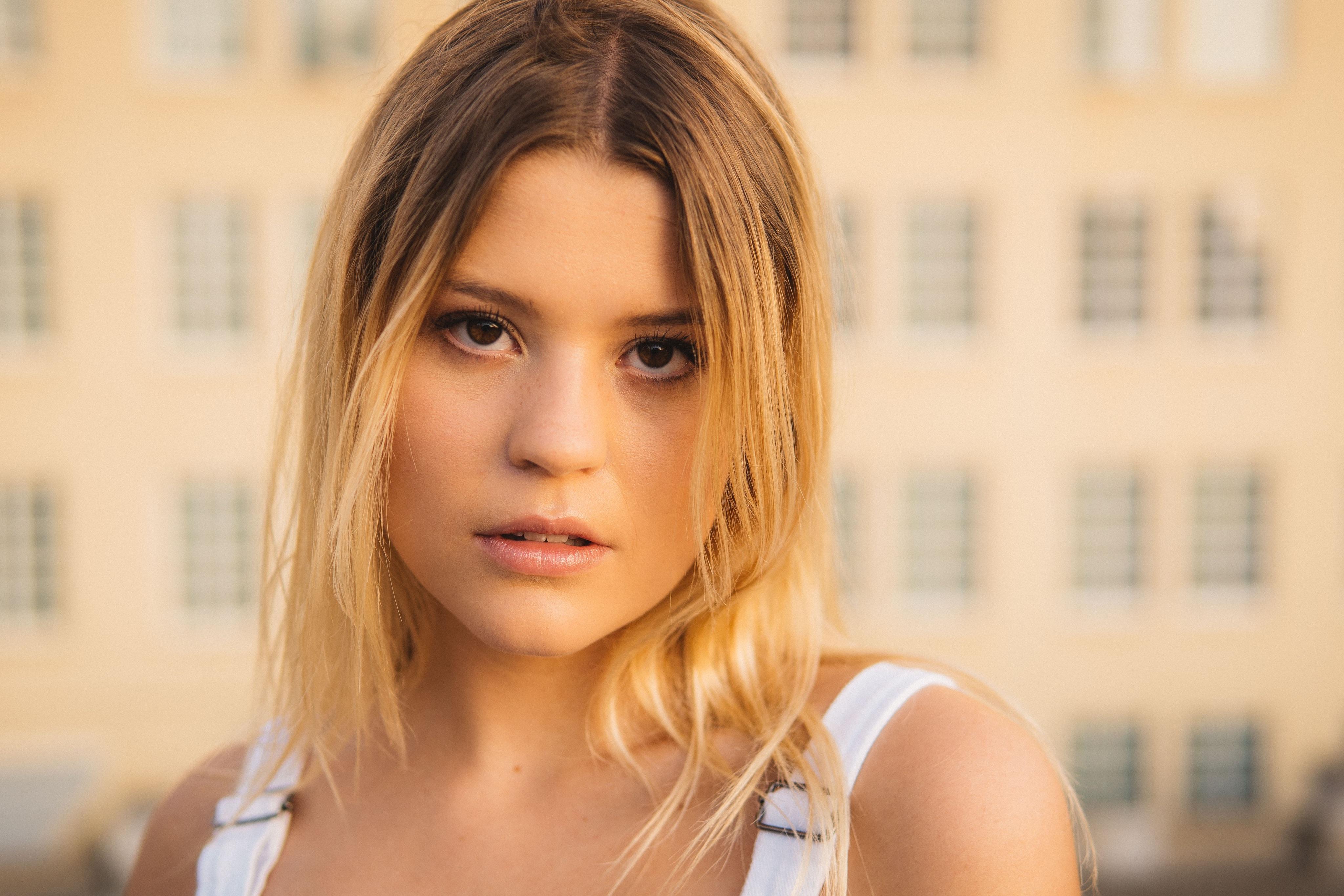 actor Katie Burgess large photo