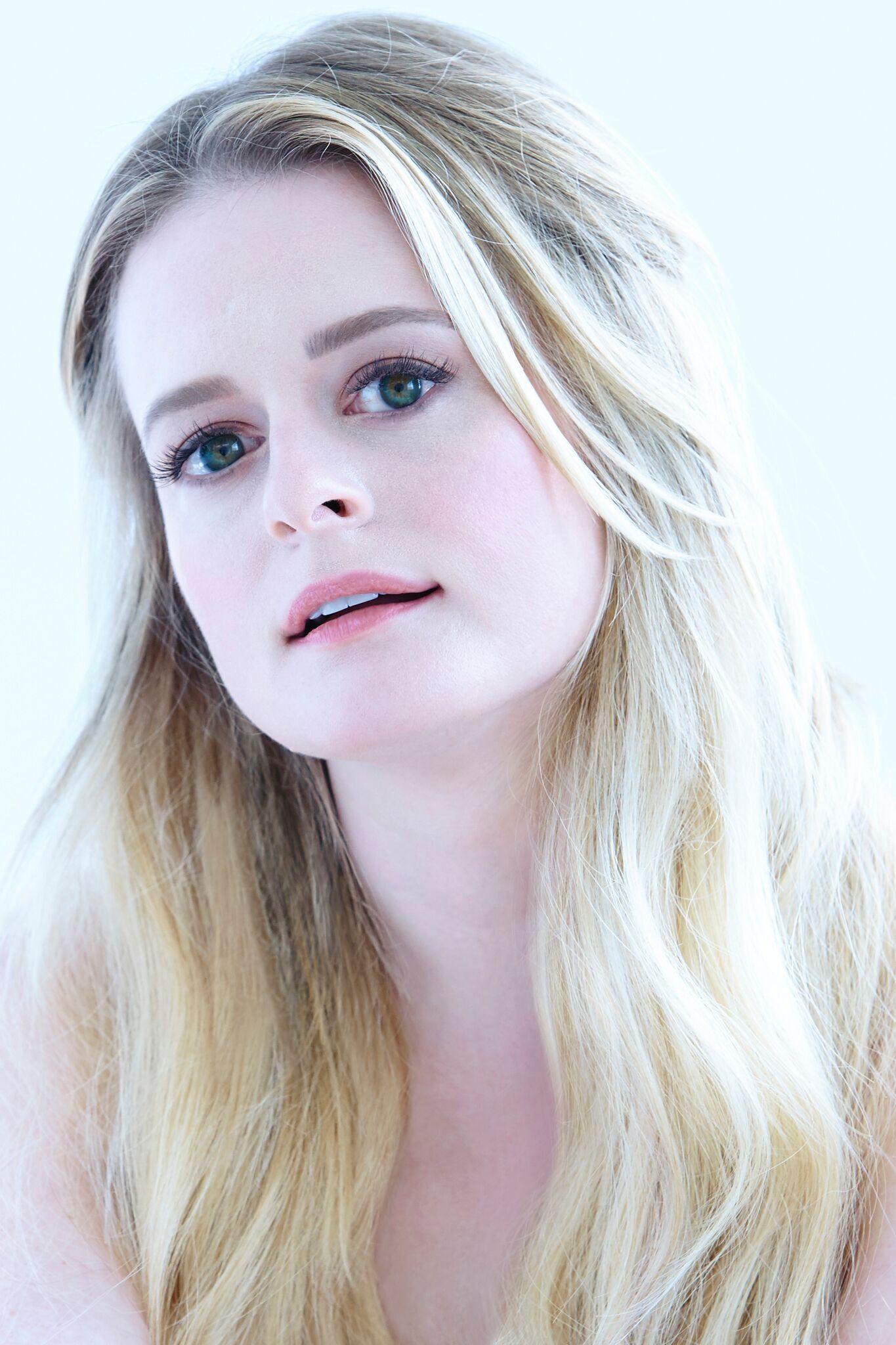 actor Fallon Goodson large photo