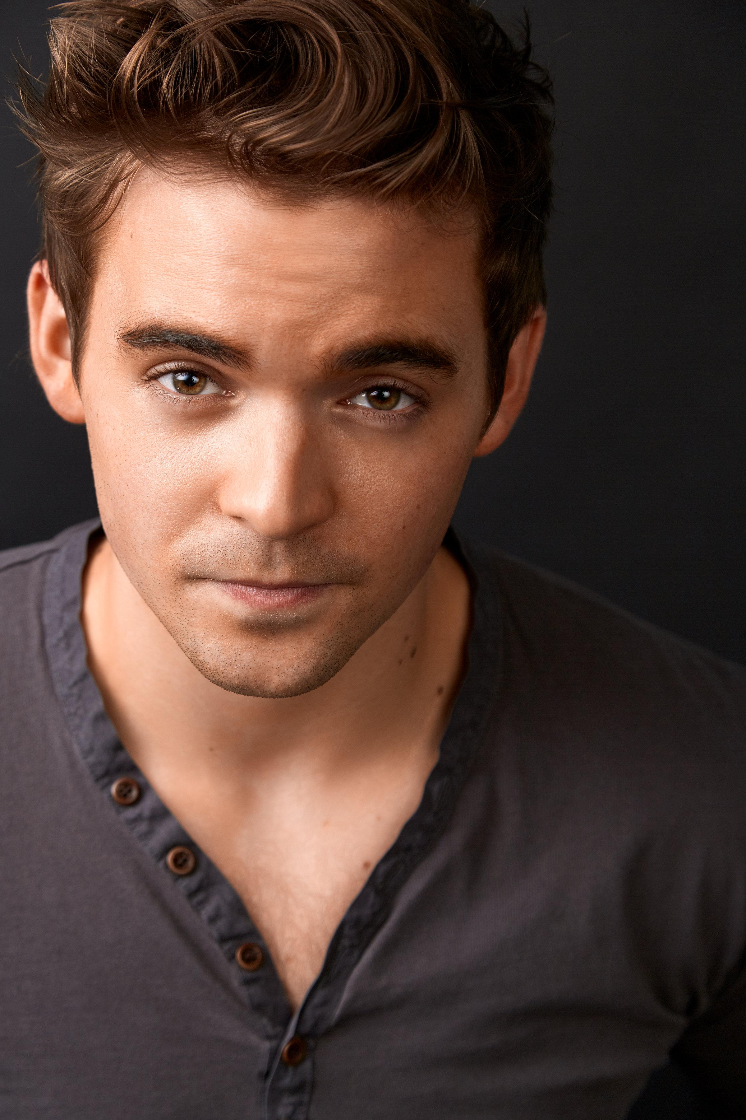 actor Chris Leary large photo