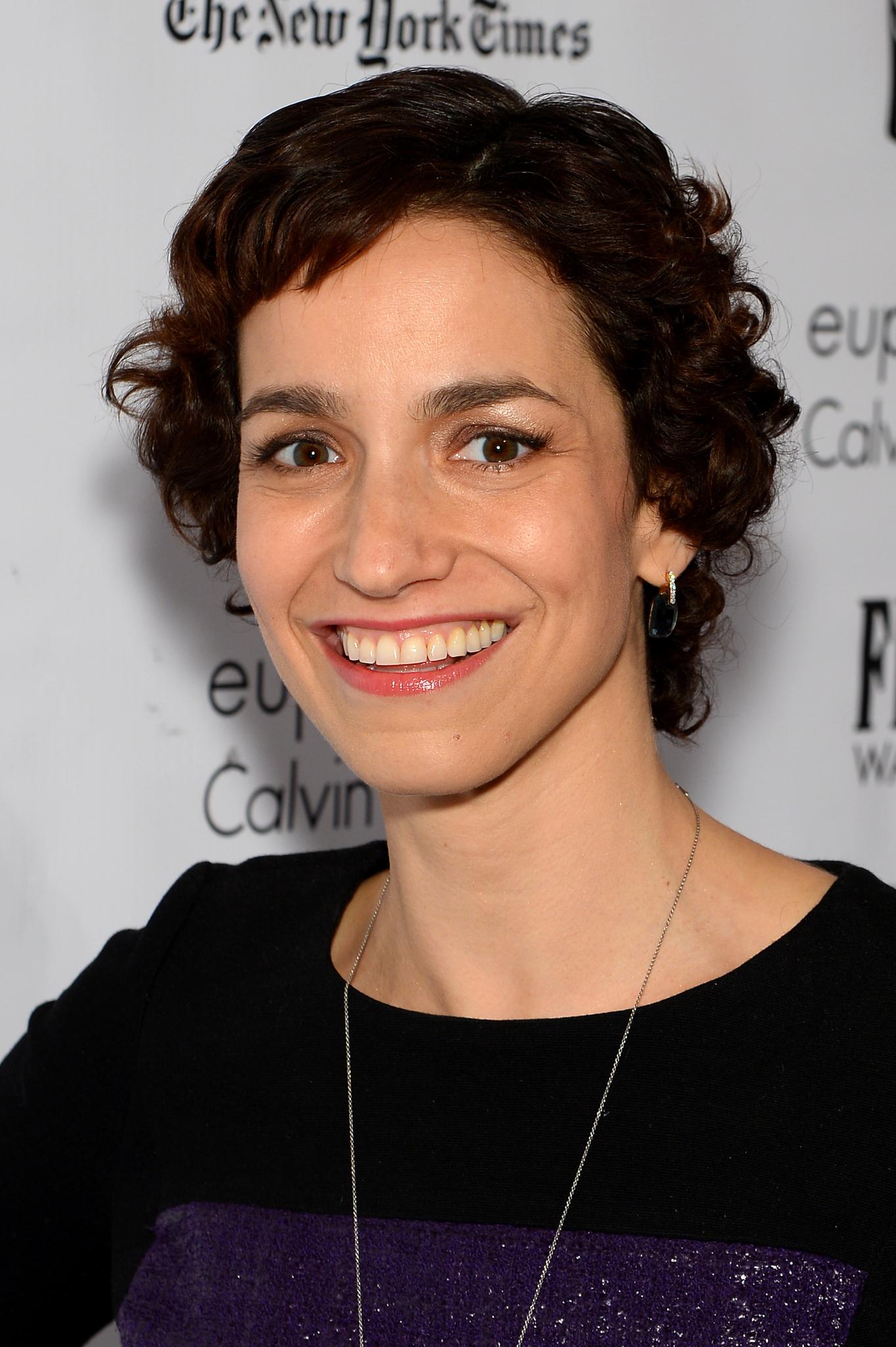 actor Catie Lazarus large photo