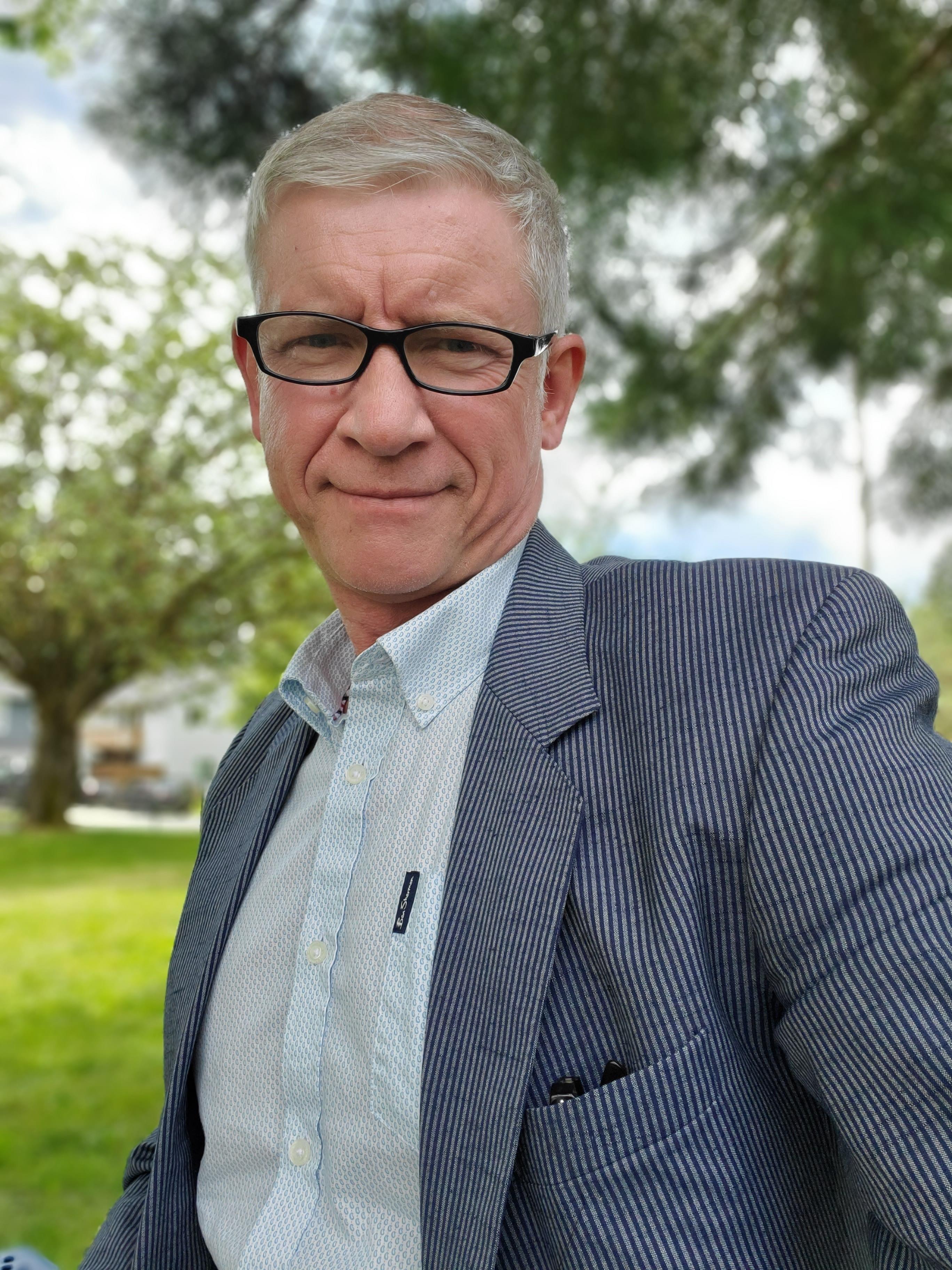 actor Ian Gregson large photo