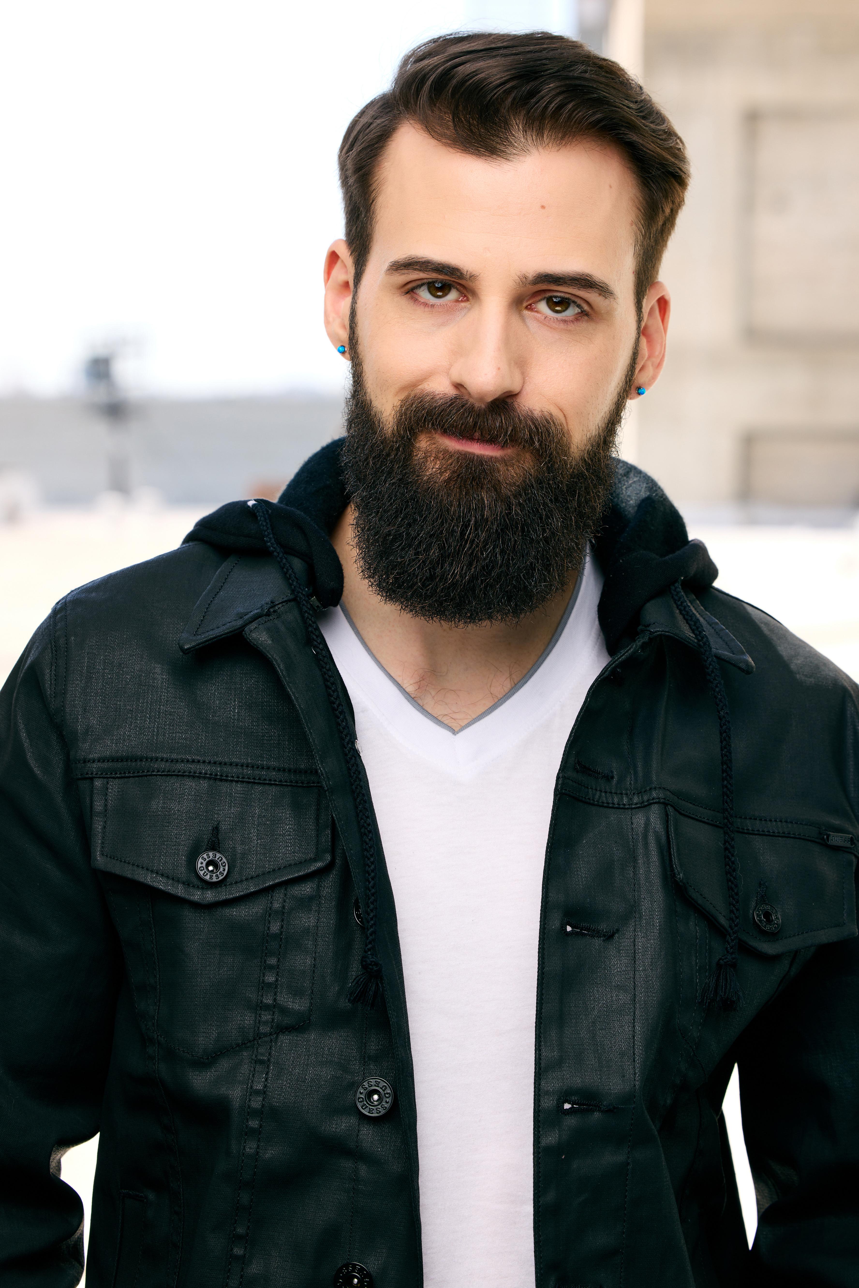 actor Alexander Gross large photo