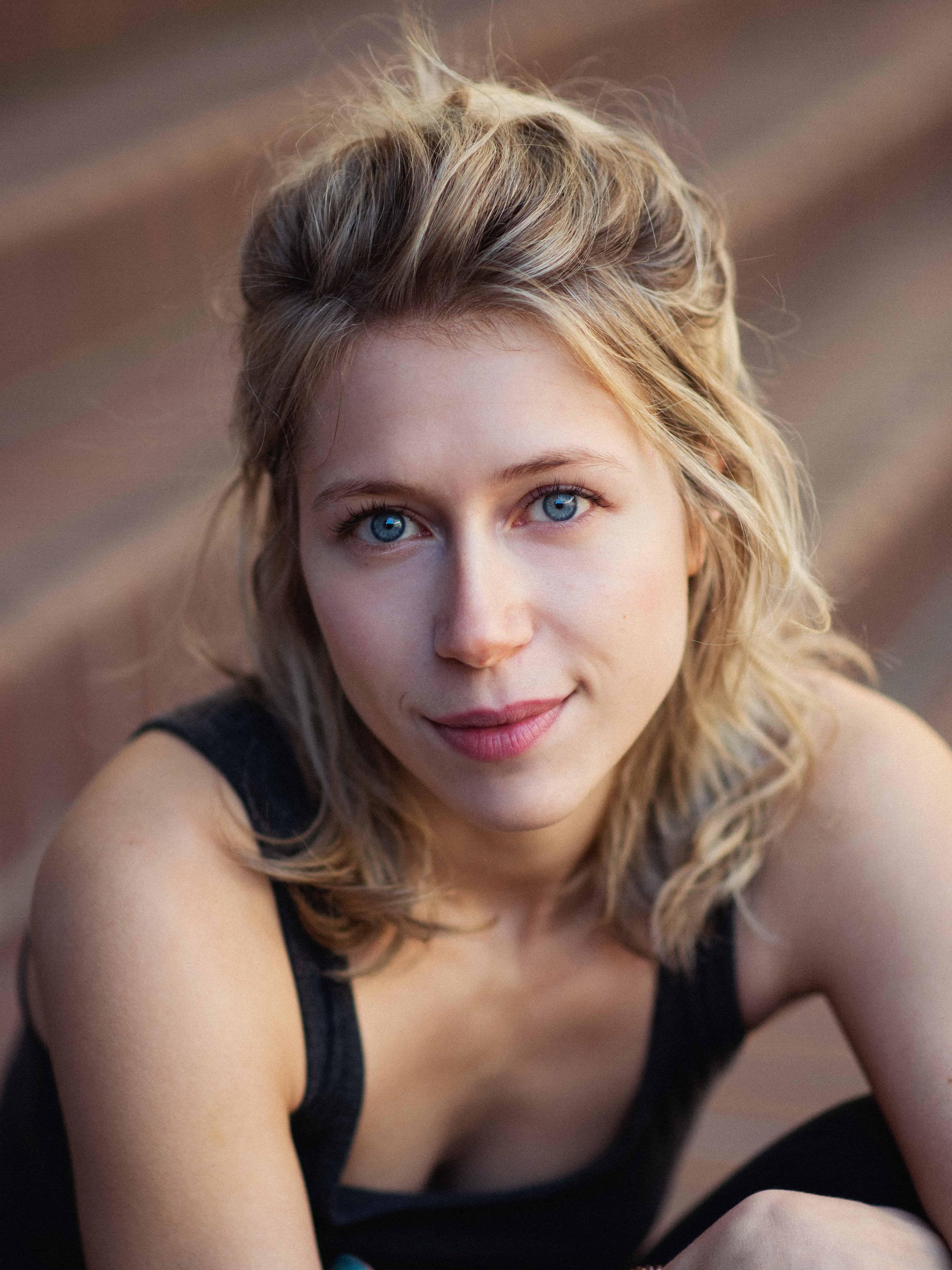 actor Ellie Morris large photo