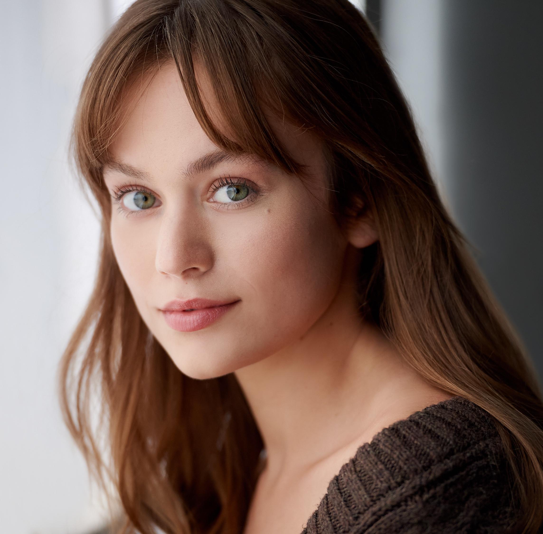 actor Ella Ballentine large photo