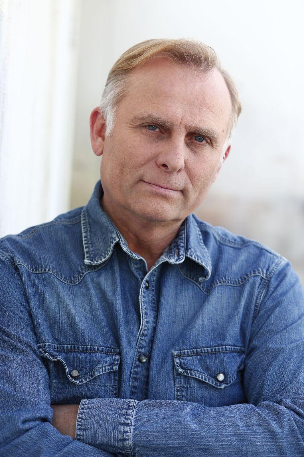 actor Greg Lutz large photo